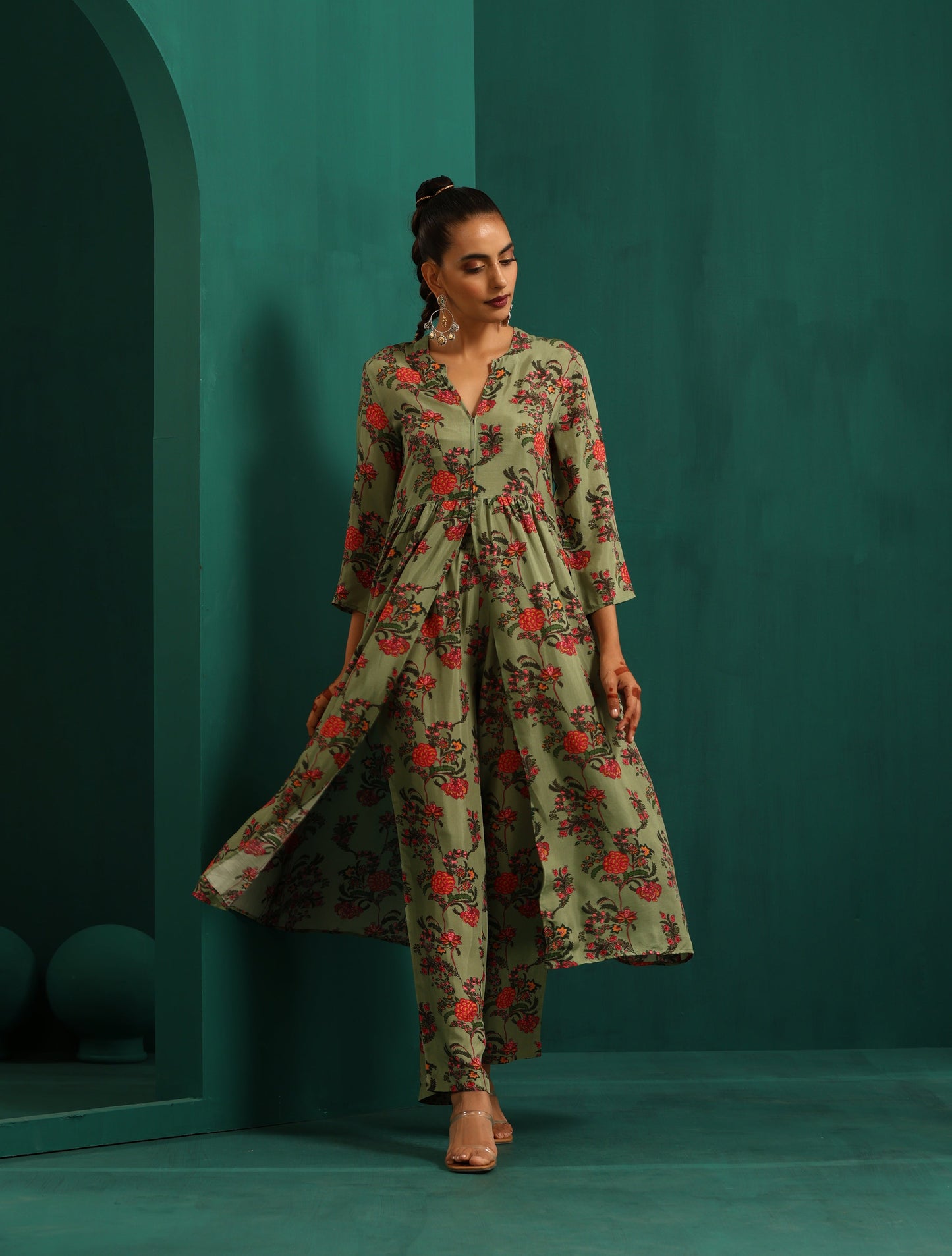 trueBrowns Green Floral Muslin Silk Printed Front Slit Kurta Pant Set | Swadesiicart