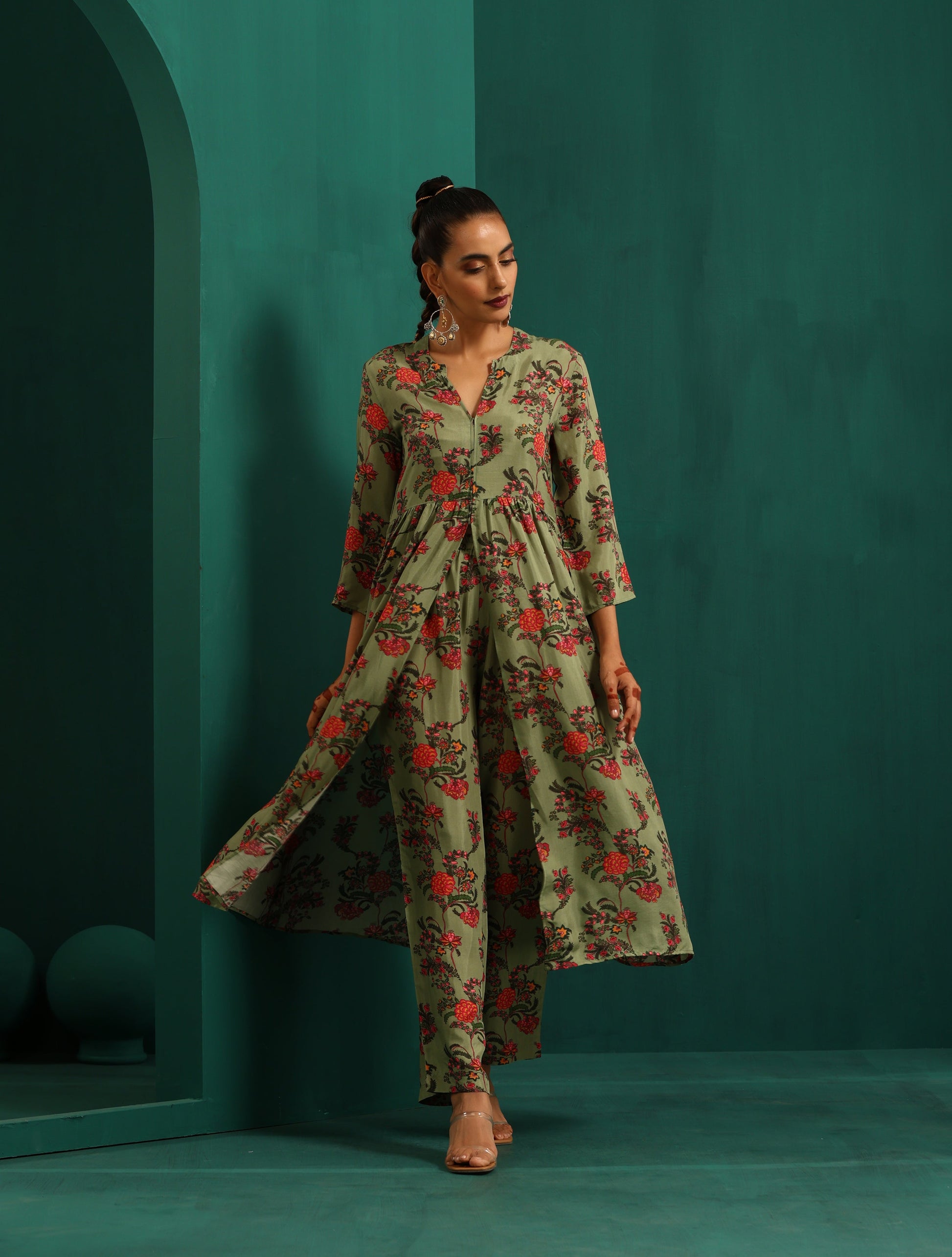 trueBrowns Green Floral Muslin Silk Printed Front Slit Kurta Pant Set | Swadesiicart