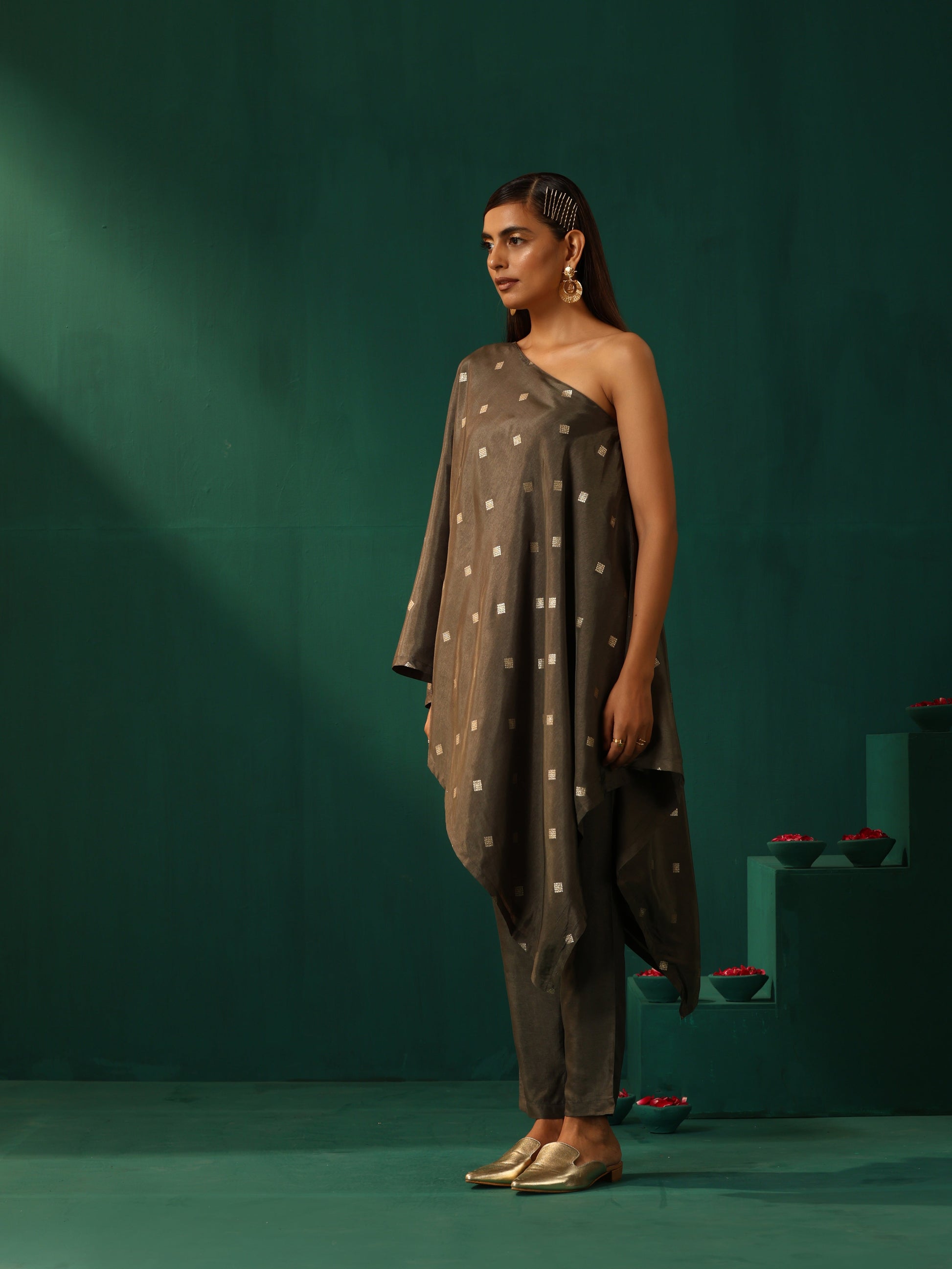 trueBrowns Grey Diamond Viscose Silk One-Shoulder Kurta Pant Set | Swadesiicart