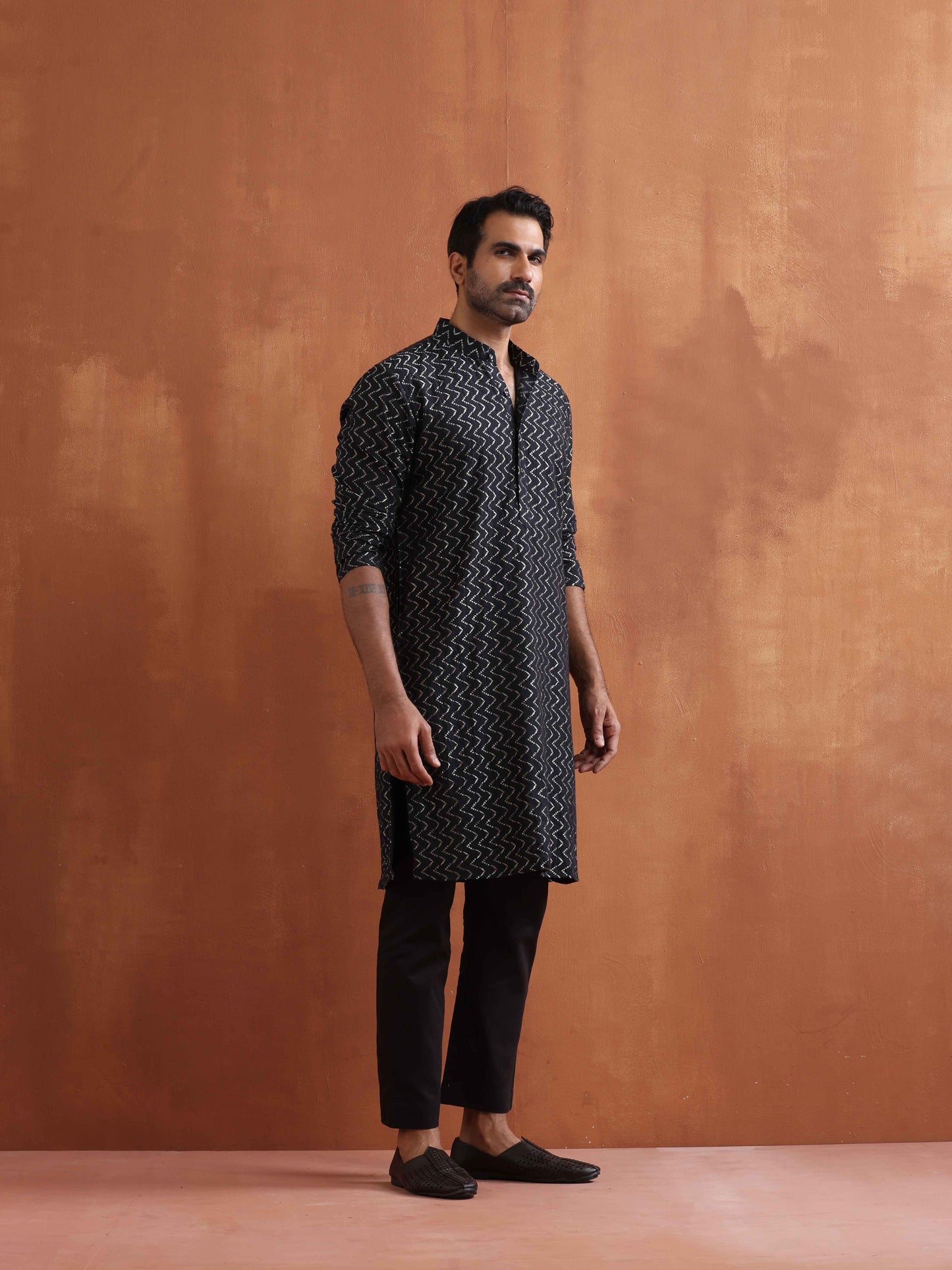 trueBrowns Men's Black Cotton Dobby Kurta | Swadesiicart