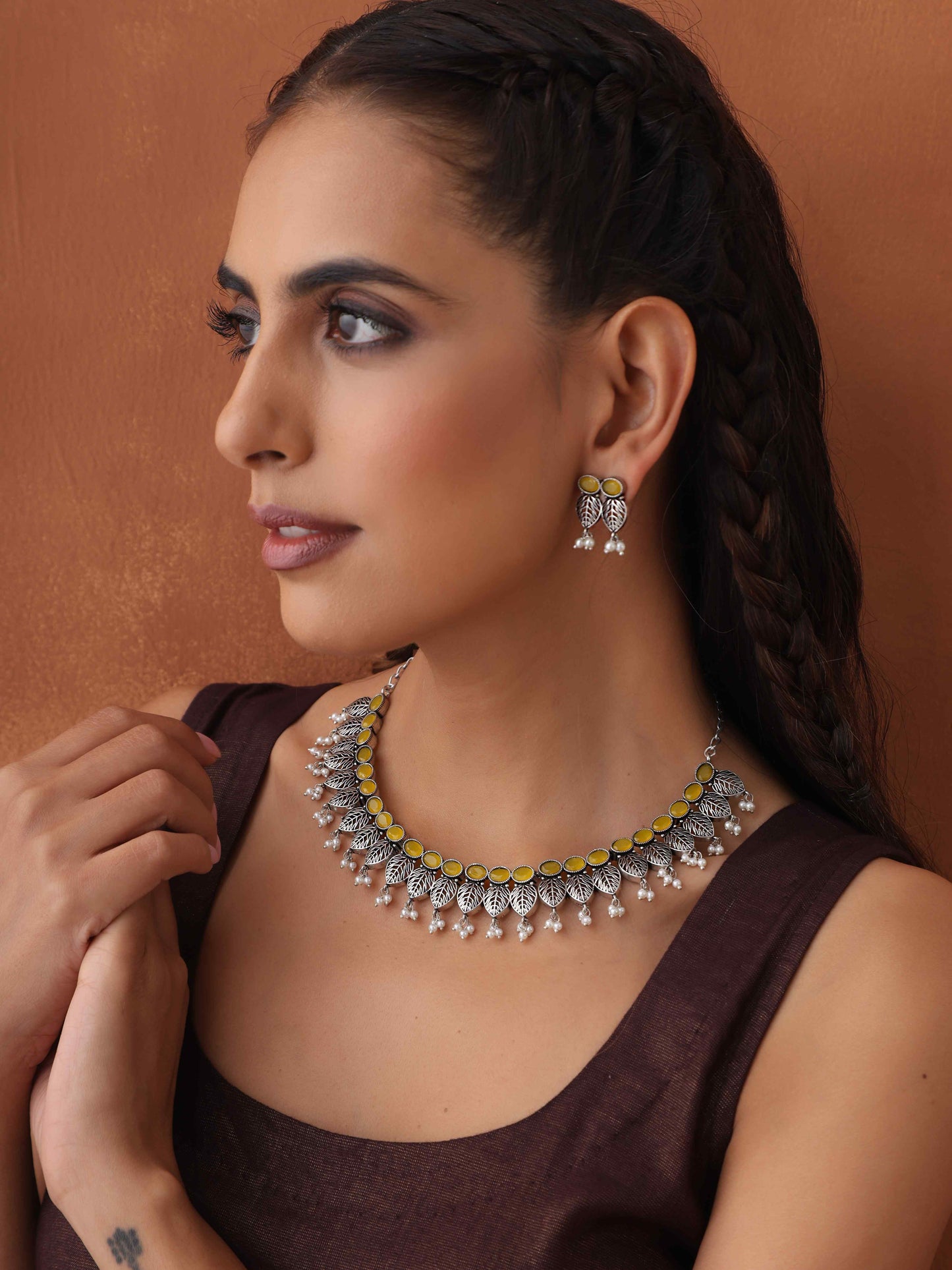 trueBrowns Silver Tone Stone Necklace Set - Swadesiicart
