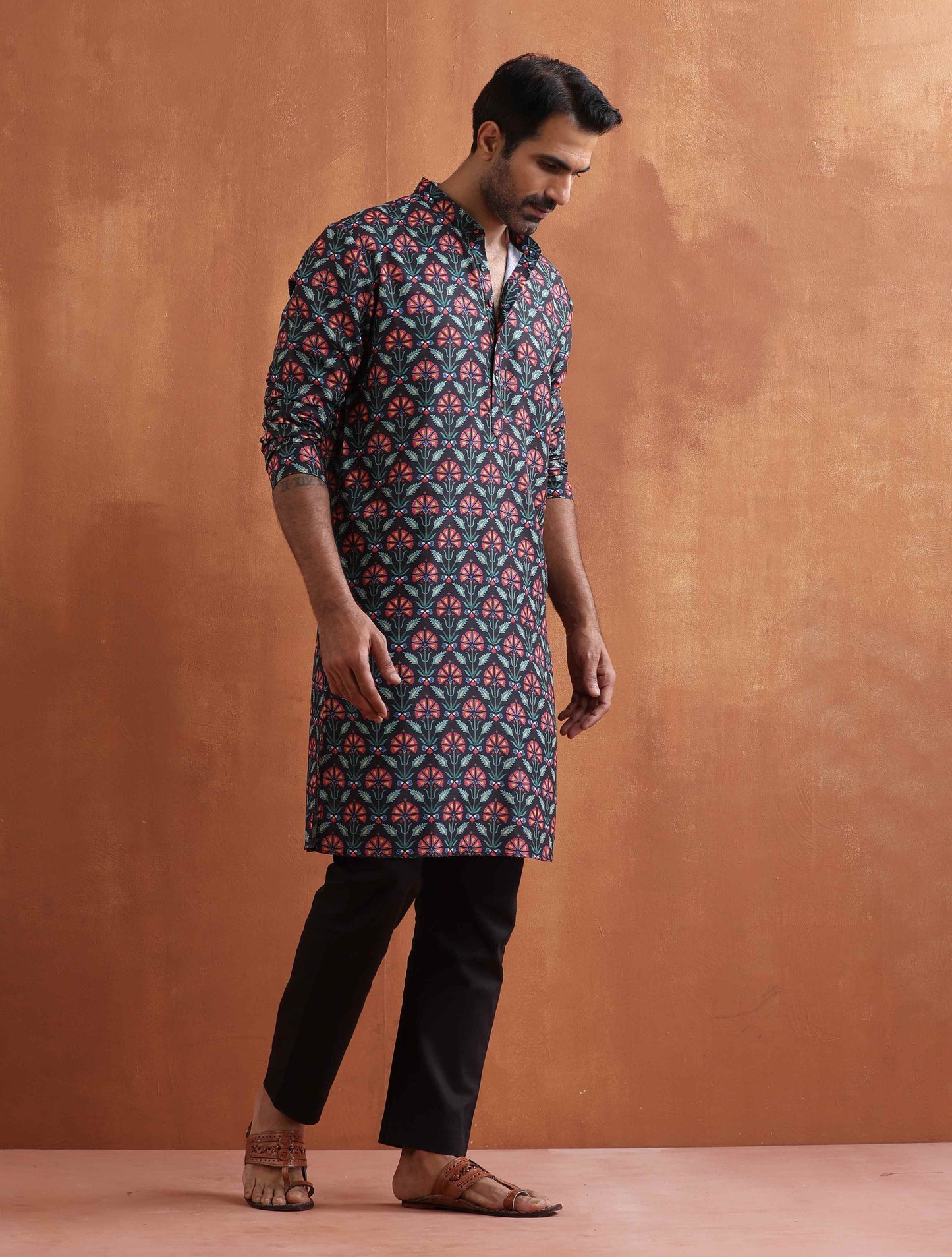 trueBrowns Men's Black Floral Printed Kurta | Swadesiicart