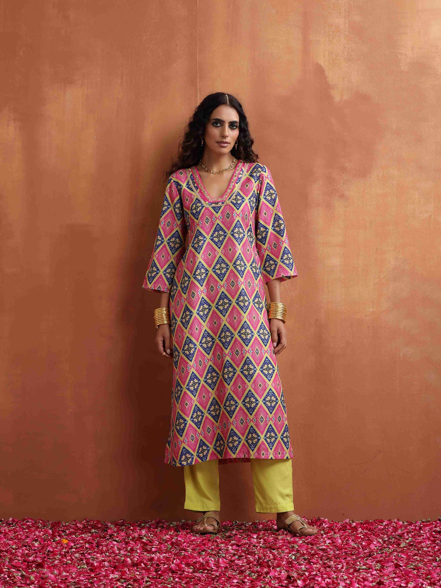 trueBrowns Pink Print High Slit Kurta Set | Swadesiicart