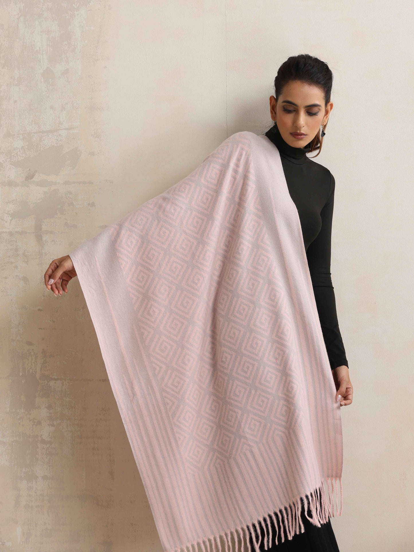 trueBrowns Pink Geometric Woollen Stole | Swadesiicart
