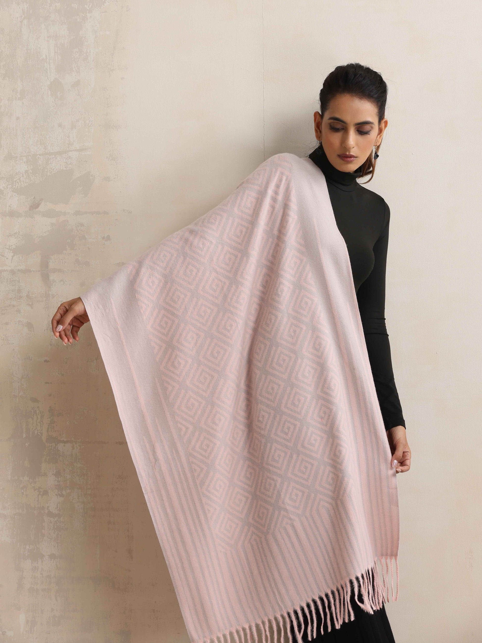 trueBrowns Pink Geometric Woollen Stole | Swadesiicart