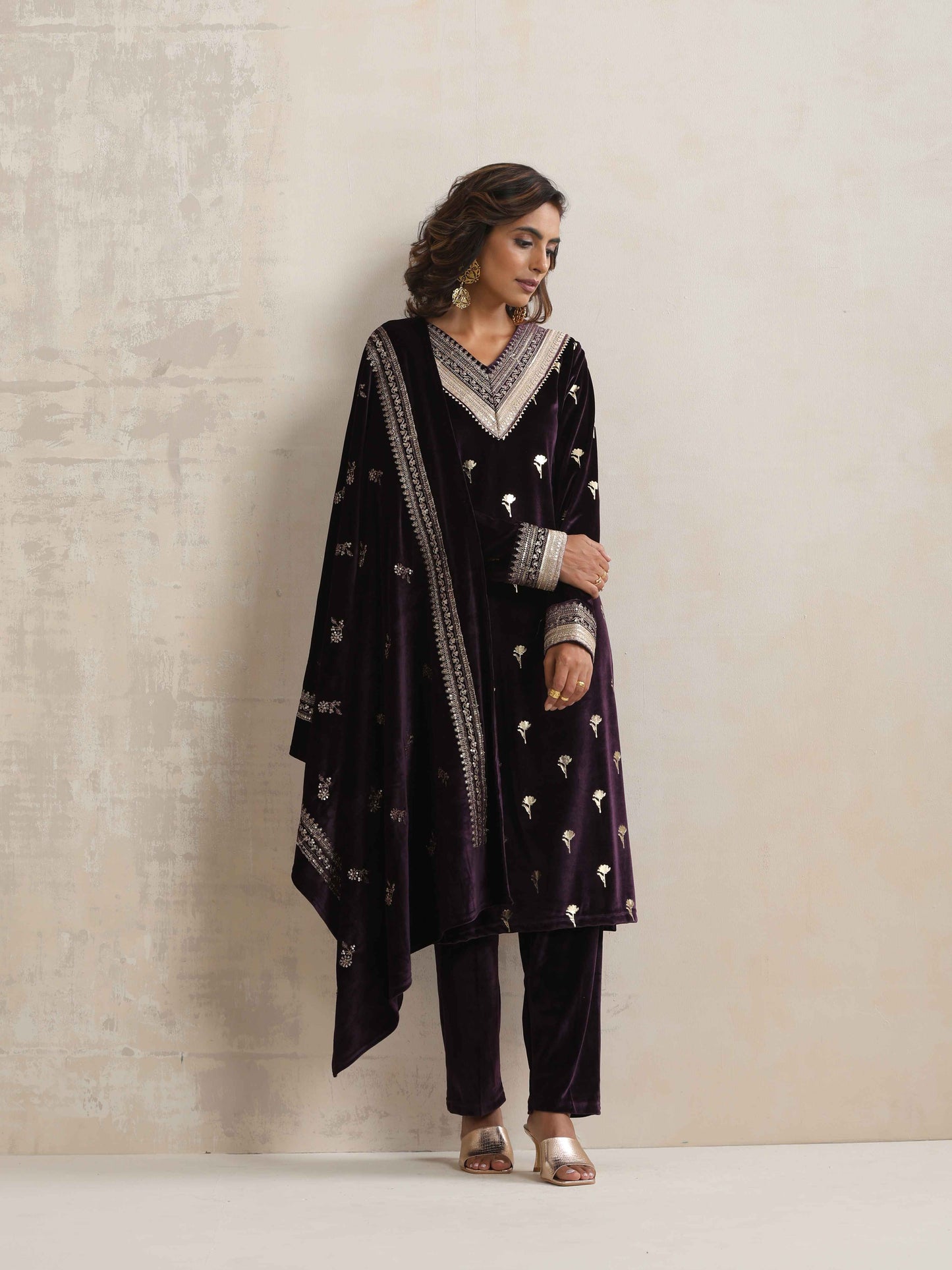 trueBrowns Wine Velvet Floral Embroidered Kurta Pant Dupatta Set | Swadesiicart