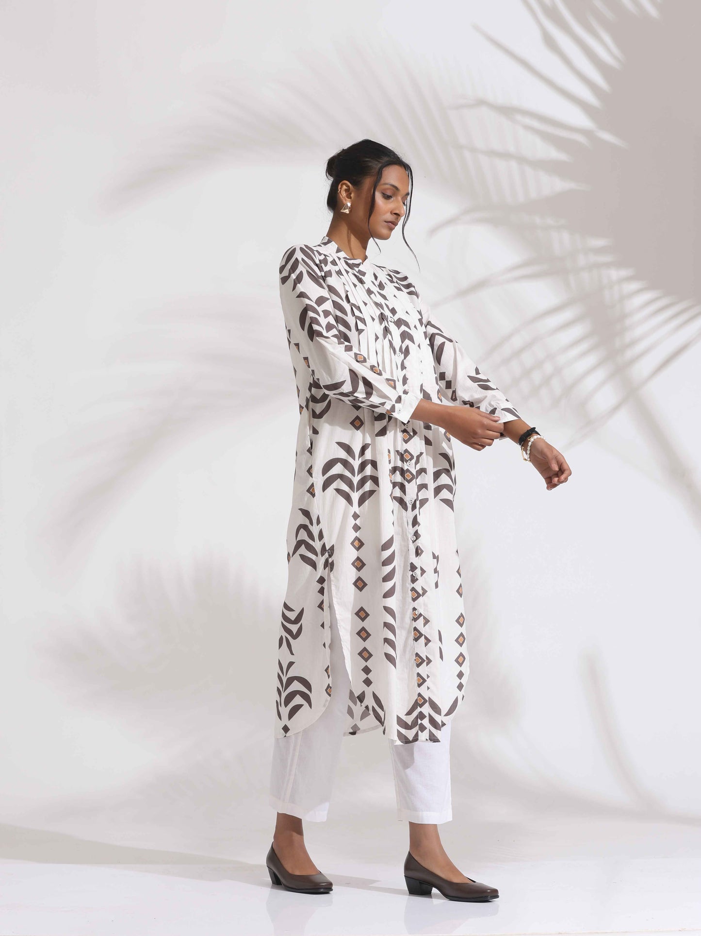 trueBrowns White Cotton Stripe Print Pleated Kurta Set | Swadesiicart