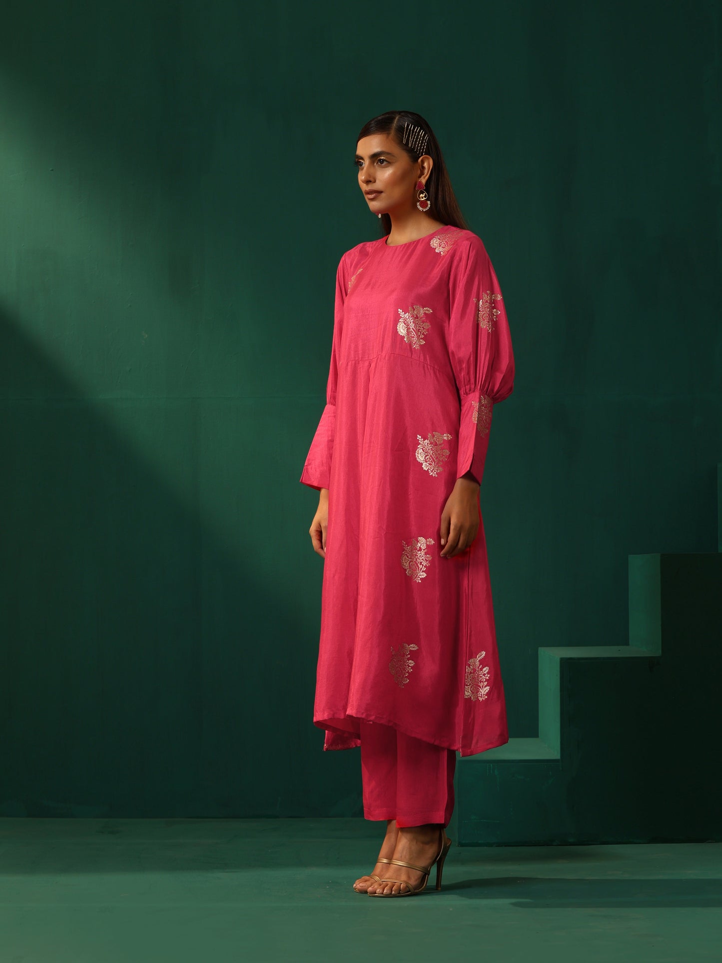 trueBrowns Pink Floral Viscose Silk Round Neck Puff Sleeve Kurta Pant Set | Swadesiicart