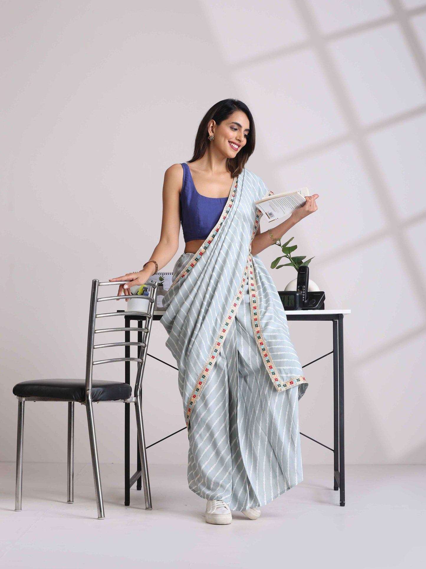 trueBrowns Grey Muslin Silk Saree | Swadesiicart