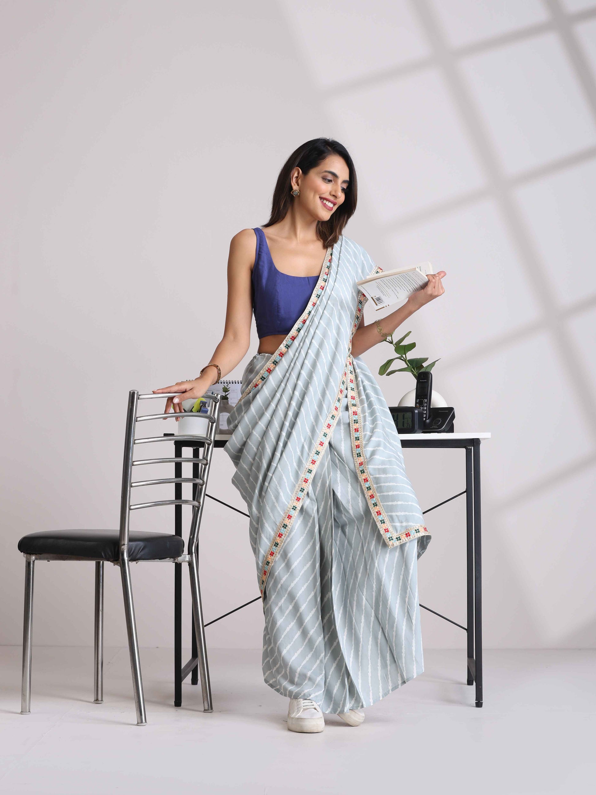 trueBrowns Grey Muslin Silk Saree | Swadesiicart