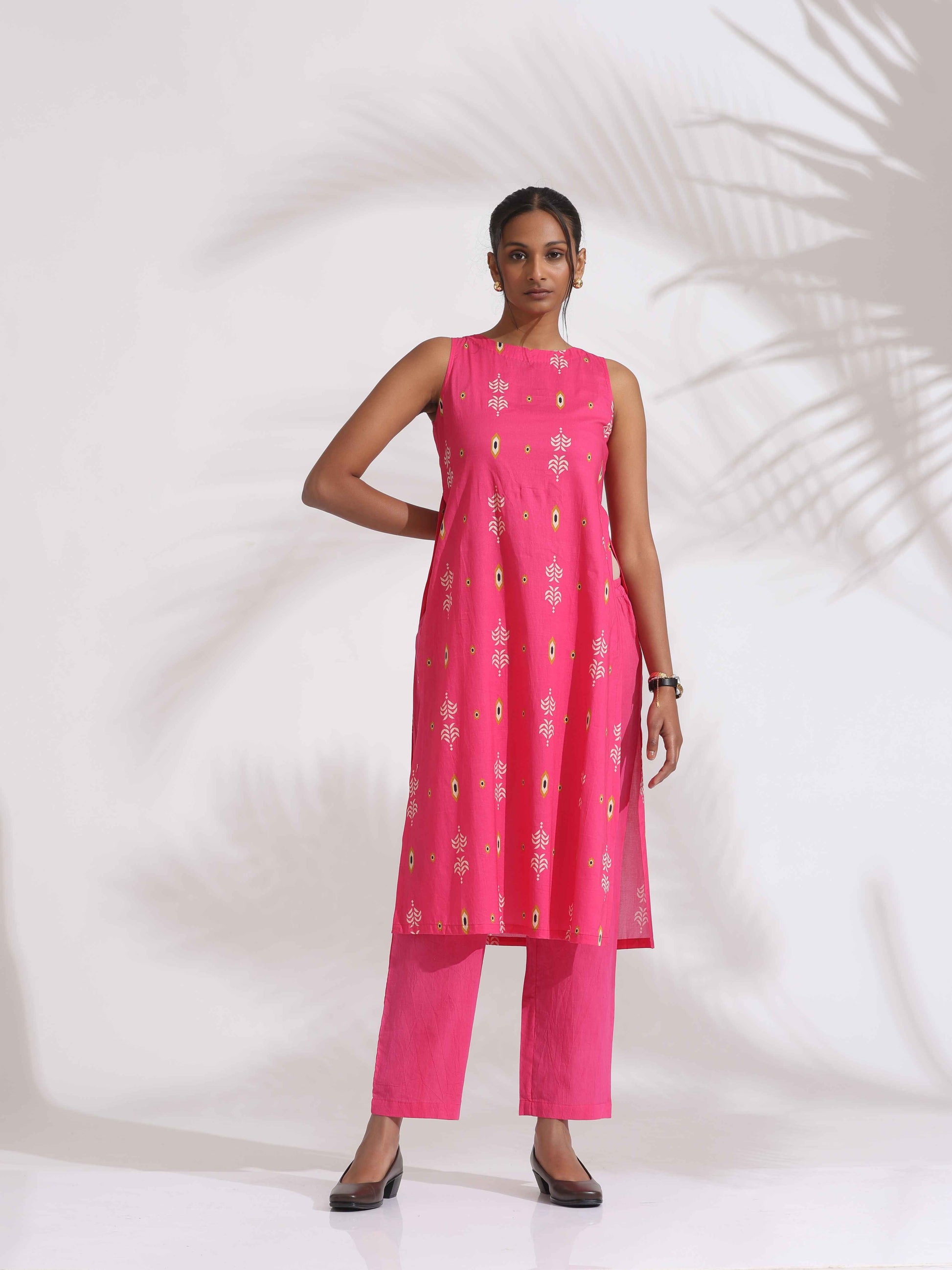 trueBrowns Pink Cotton Print Sleeveless Kurta Set | Swadesiicart