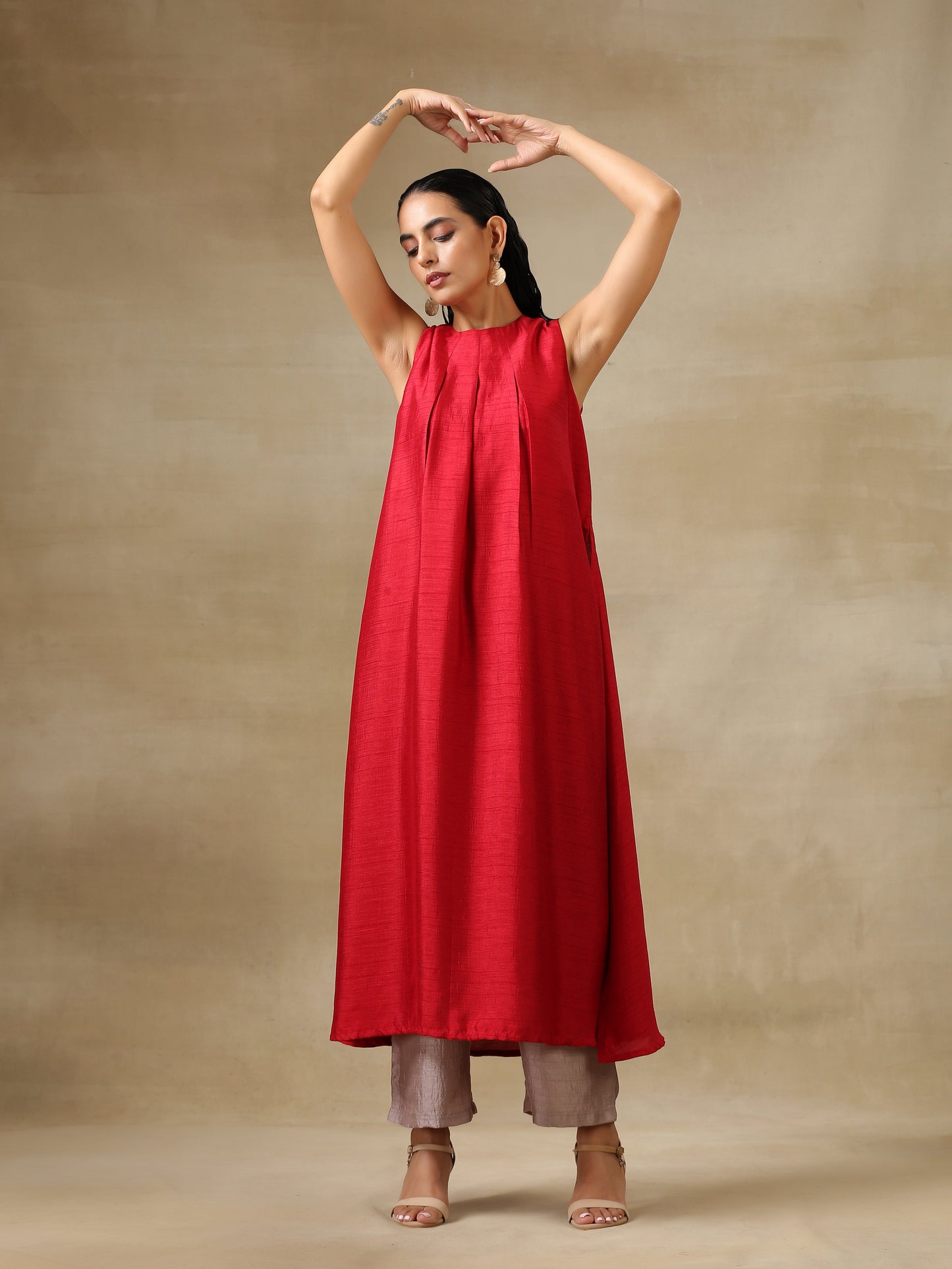 trueBrowns Maroon Textured Silk Sleeveless Kurta Pant Set | Swadesiicart