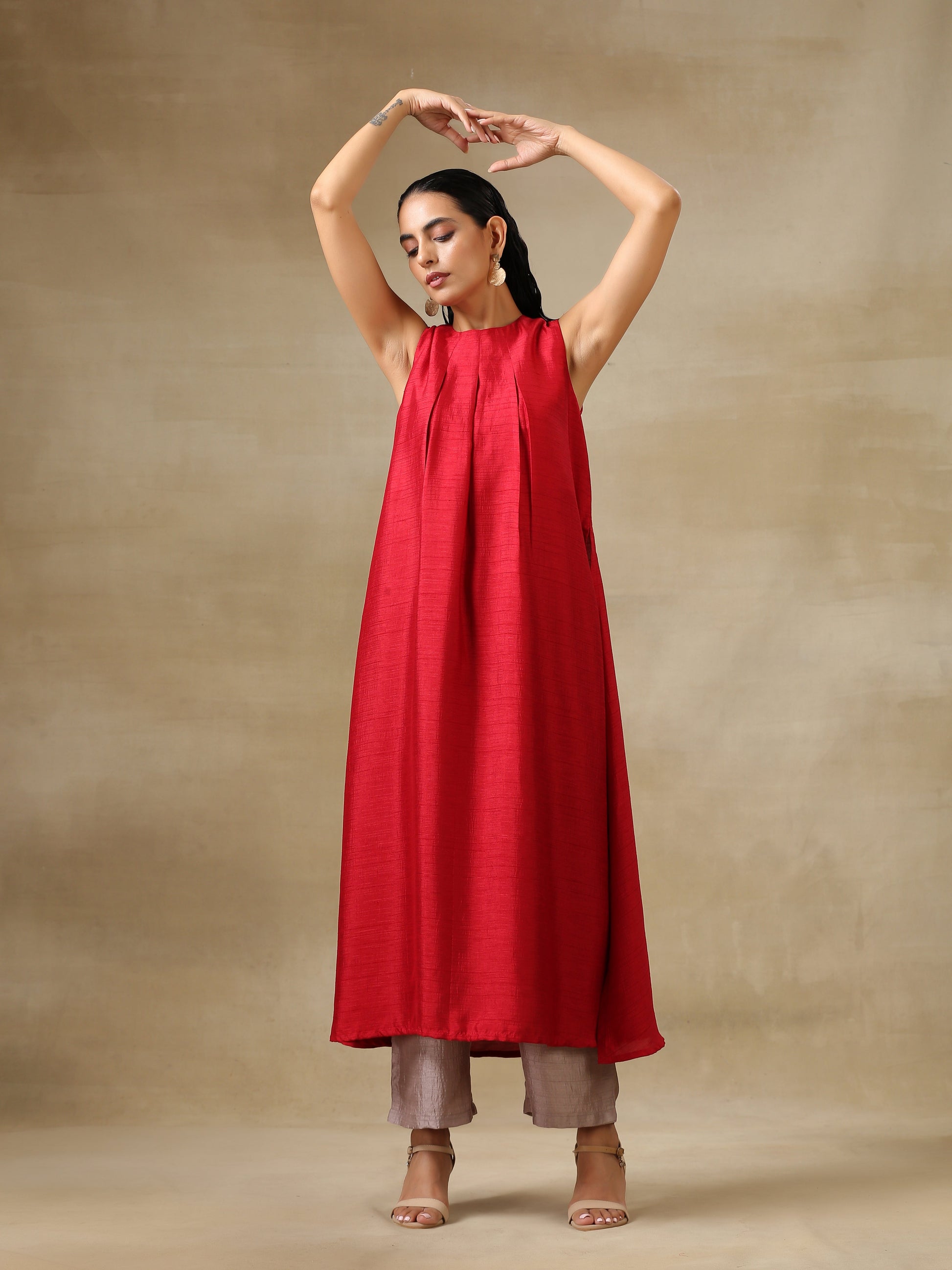 trueBrowns Maroon Textured Silk Sleeveless Kurta Pant Set | Swadesiicart