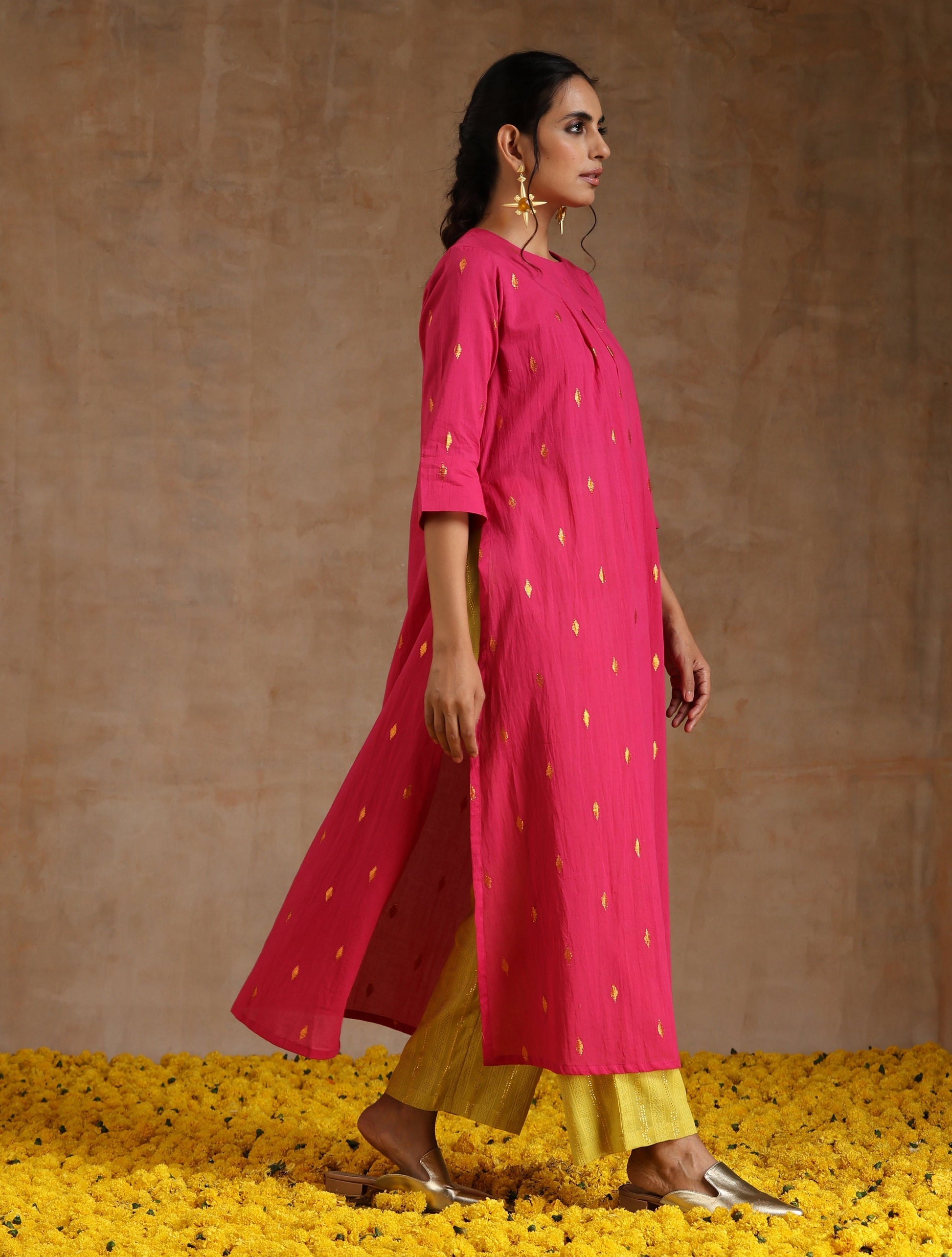 trueBrowns Pink Gold Cotton Neck Pleat Kurta Set | Swadesiicart