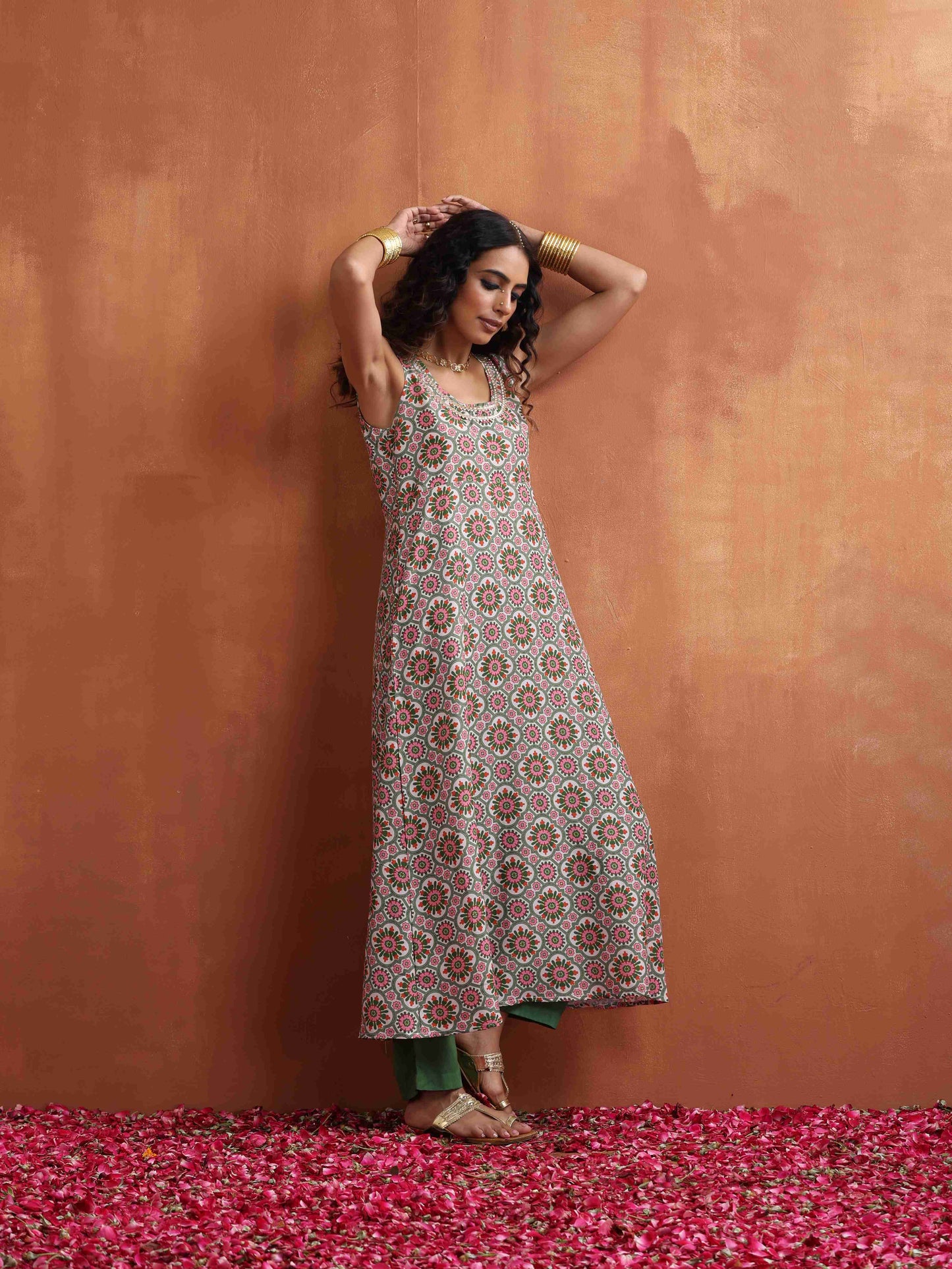 trueBrowns Off White Print Flared Anarkali Kurta Set | Swadesiicart