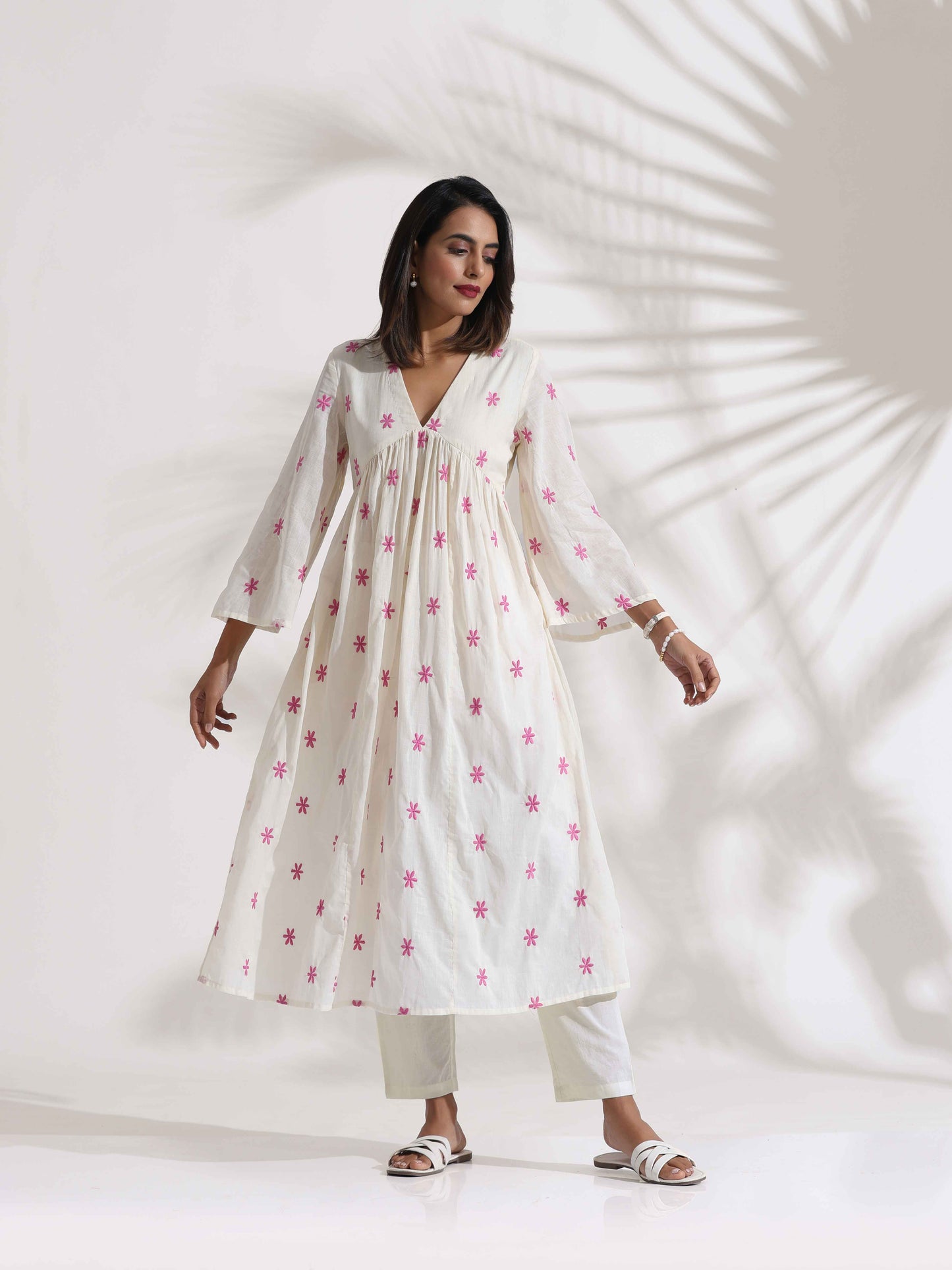 trueBrowns Off-White Cotton Floral Embroidered Flared Kurta Set | Swadesiicart