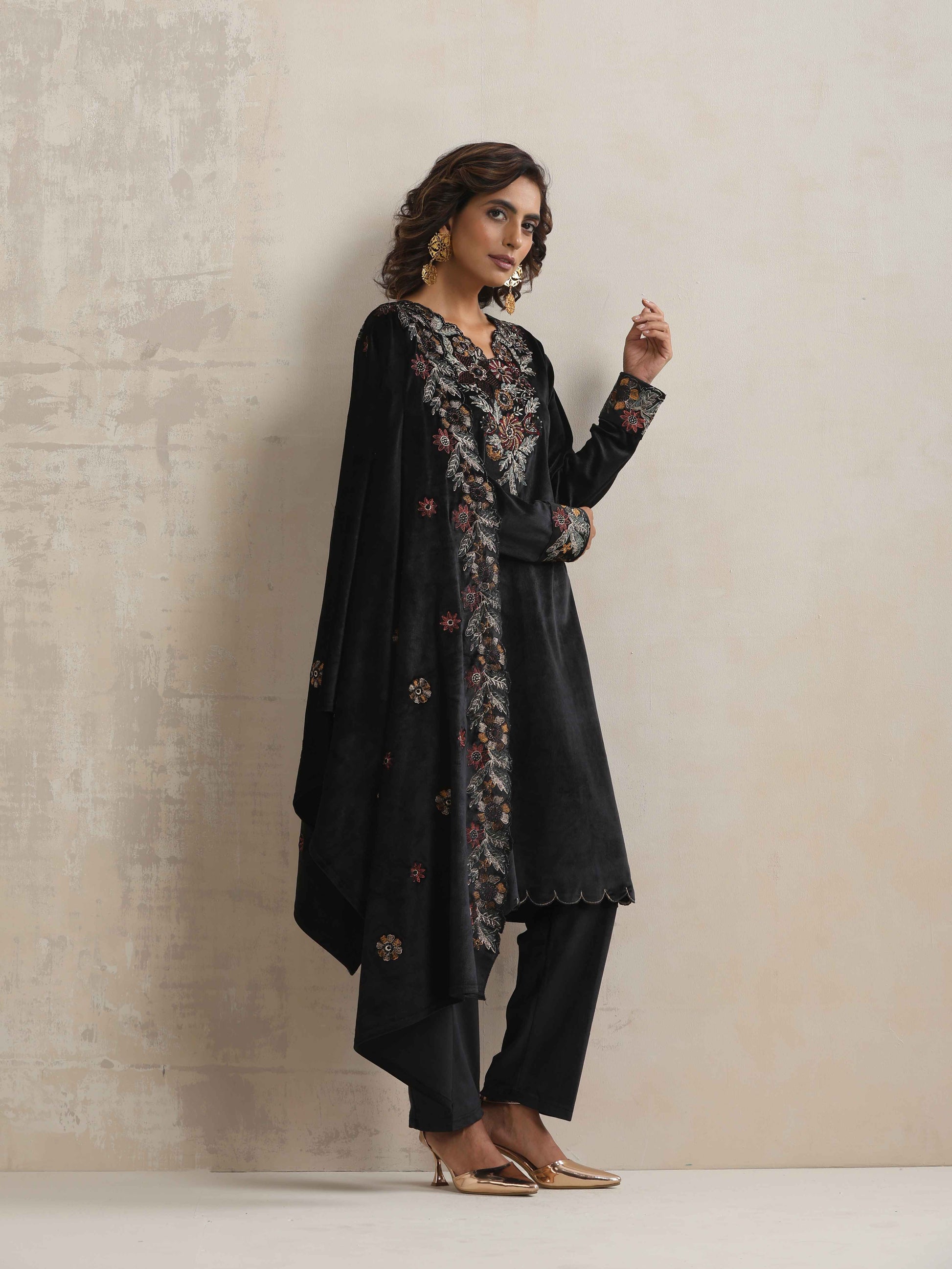 trueBrowns Black Velvet Floral Embroidered Kurta Pant Dupatta Set | Swadesiicart