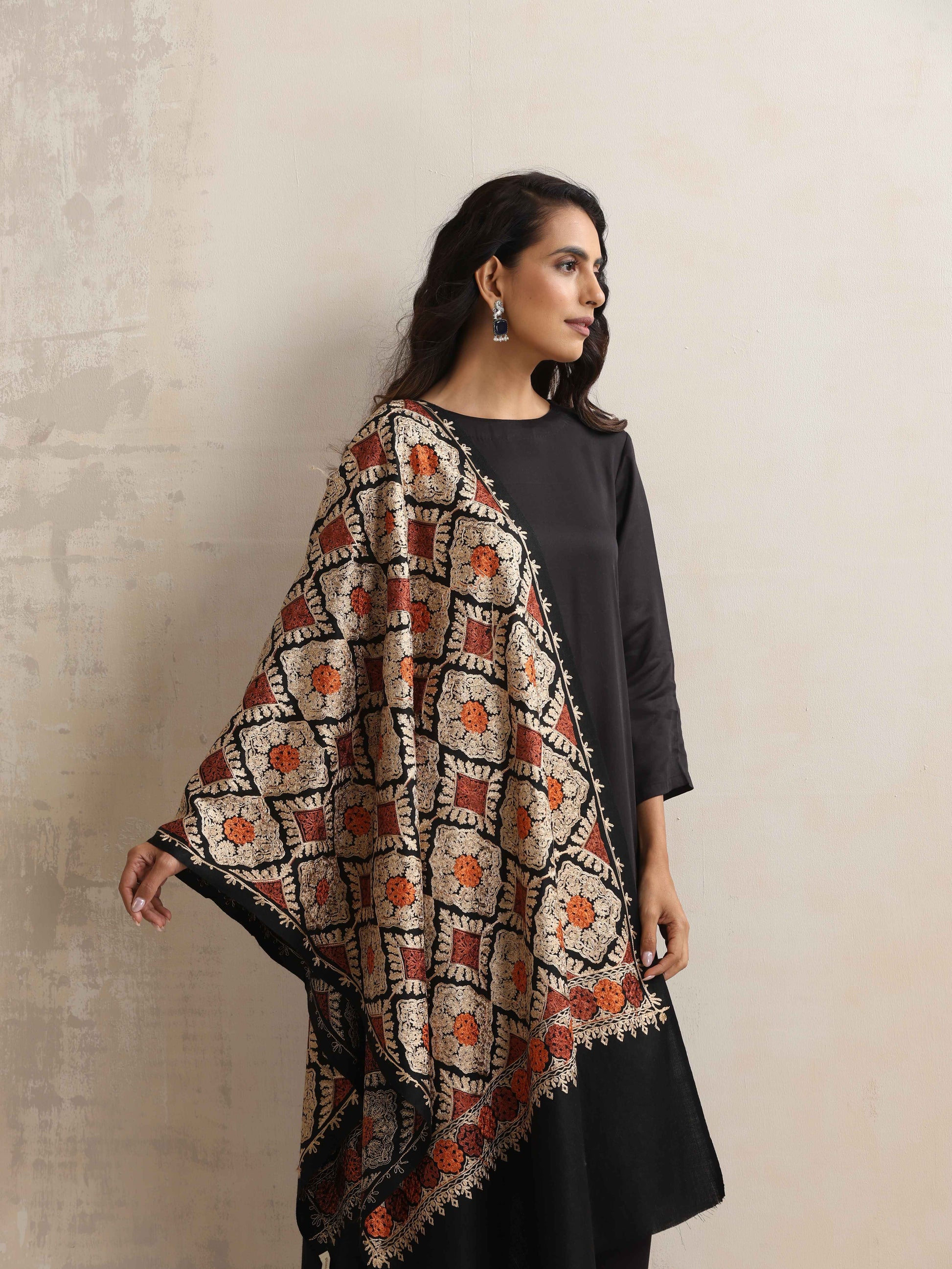 trueBrowns Black Embroidered Woollen Stole | Swadesiicart