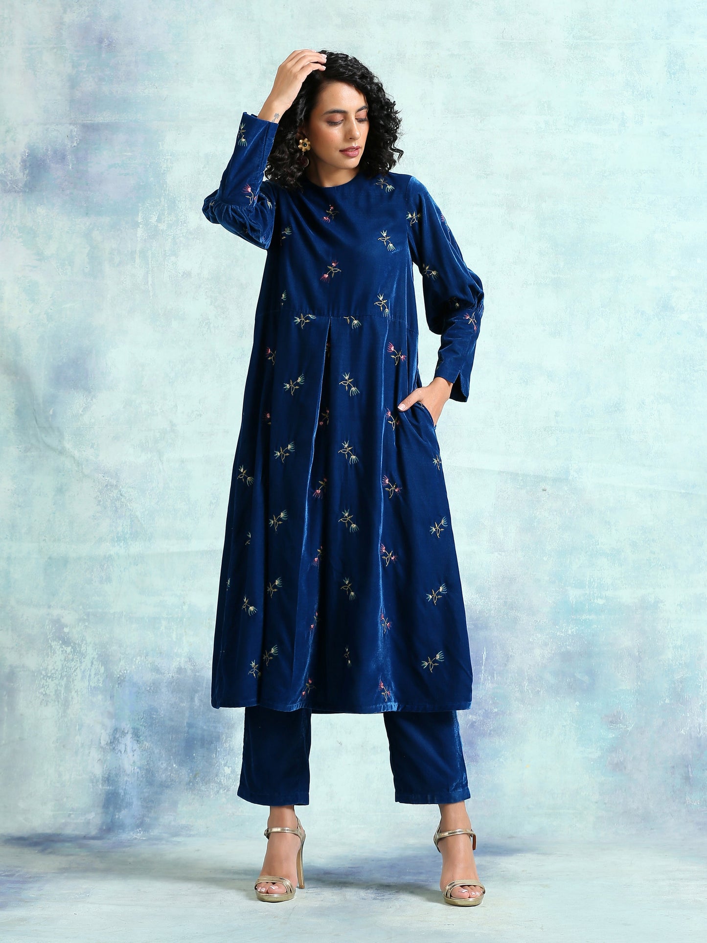 trueBrowns Blue Embroidered Velvet Puff Sleeve Kurta | Swadesiicart