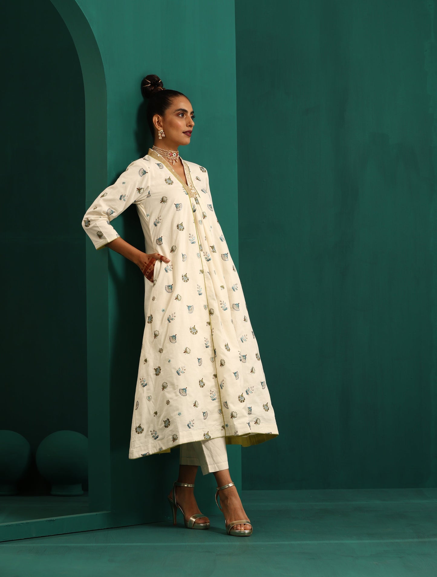 trueBrowns Ivory Blue Floral Cotton Front Gathered Kurta Pant Set | Swadesiicart