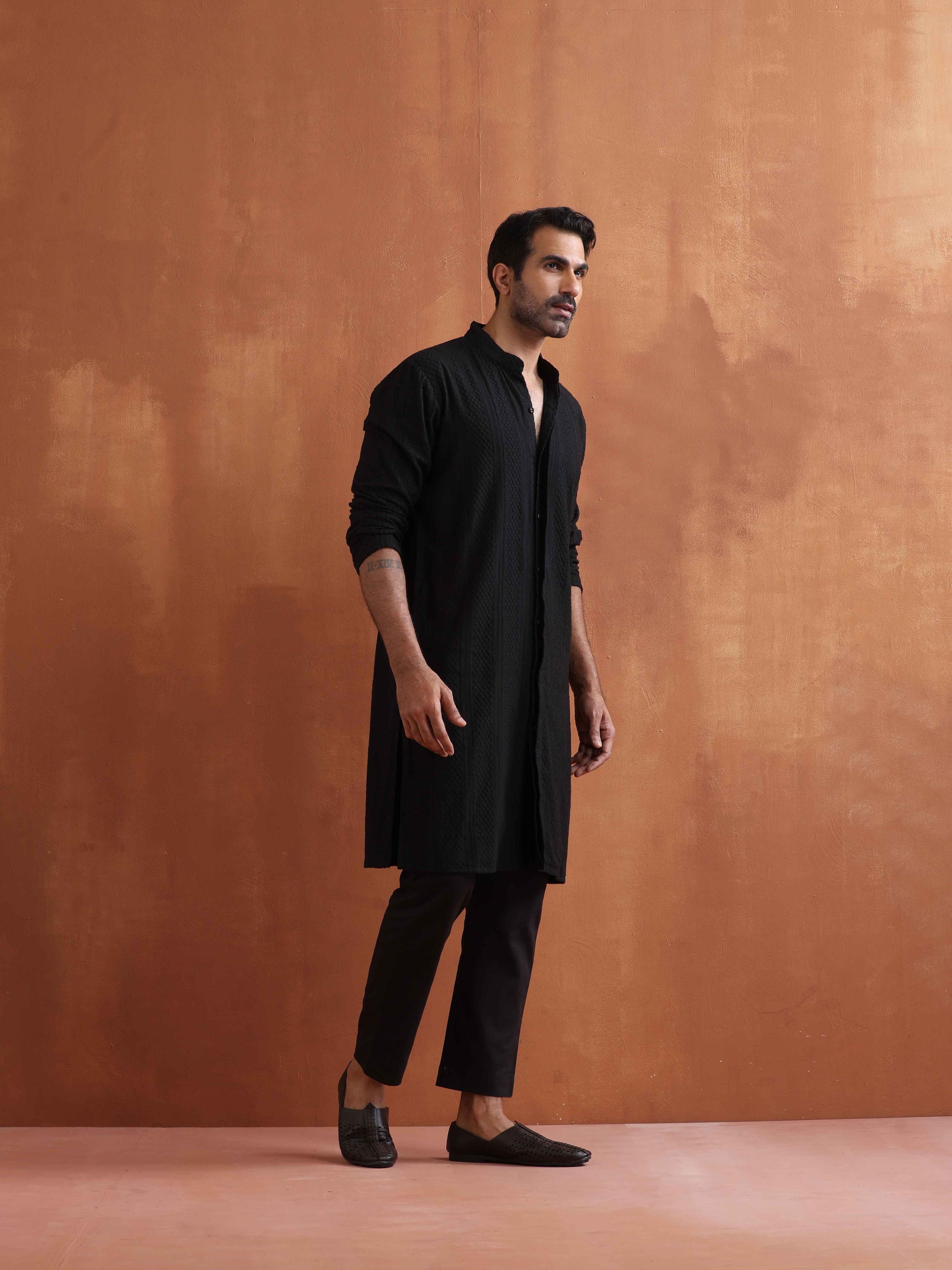 trueBrowns Men's Black Textured Cotton Dobby Front Open Kurta | Swadesiicart