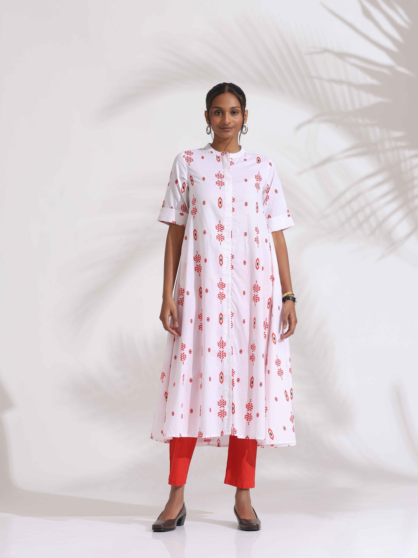 trueBrowns White Cotton Print Flared Kurta Set | Swadesiicart