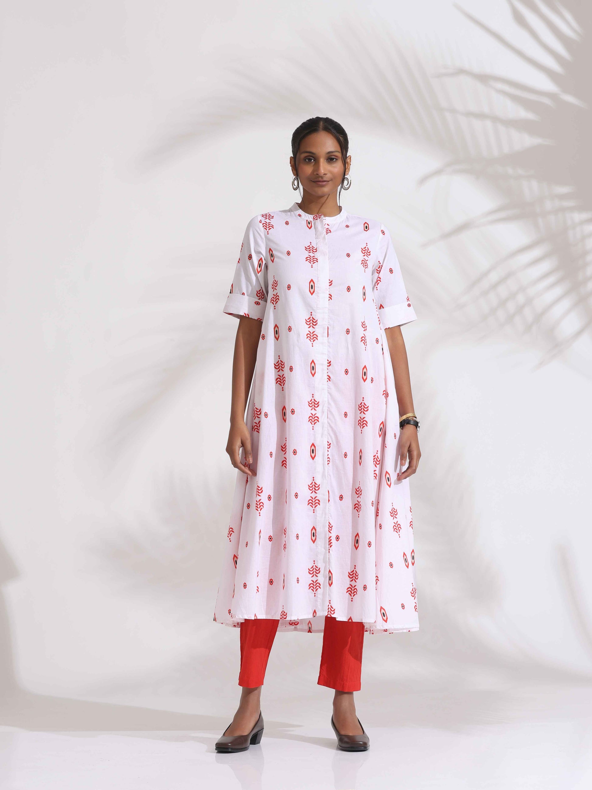 trueBrowns White Cotton Print Flared Kurta Set | Swadesiicart