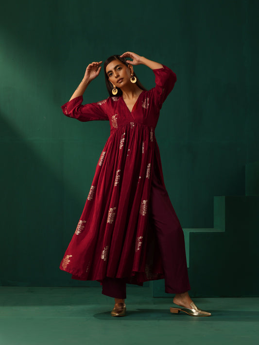trueBrowns Maroon Floral Viscose Silk V-Neck Waist Gathered Kurta Pant Set | Swadesiicart