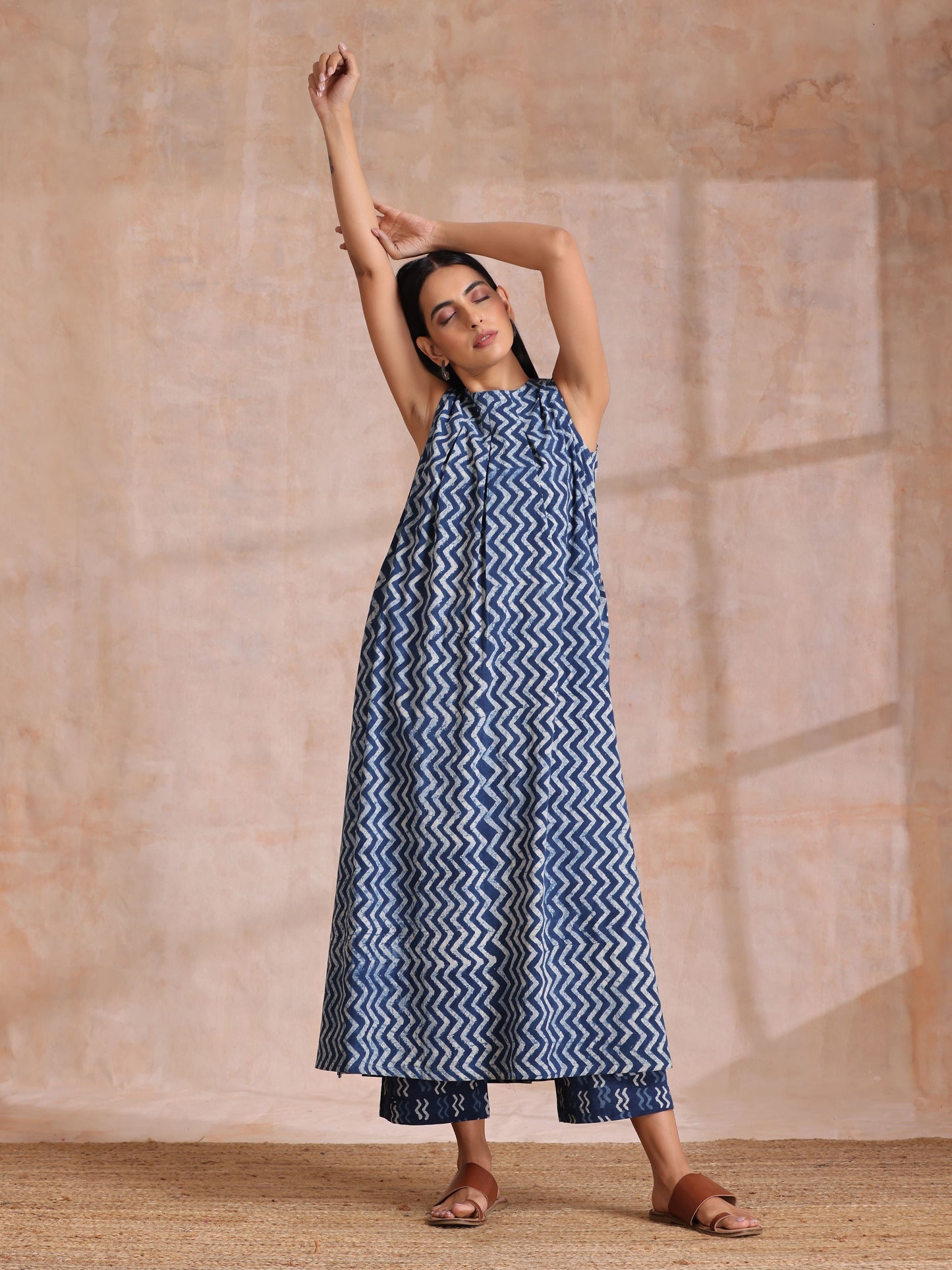 trueBrowns Indigo Dabu Zig-Zag Lines Print Cotton Sleeveless Kurta Pant Set | Swadesiicart