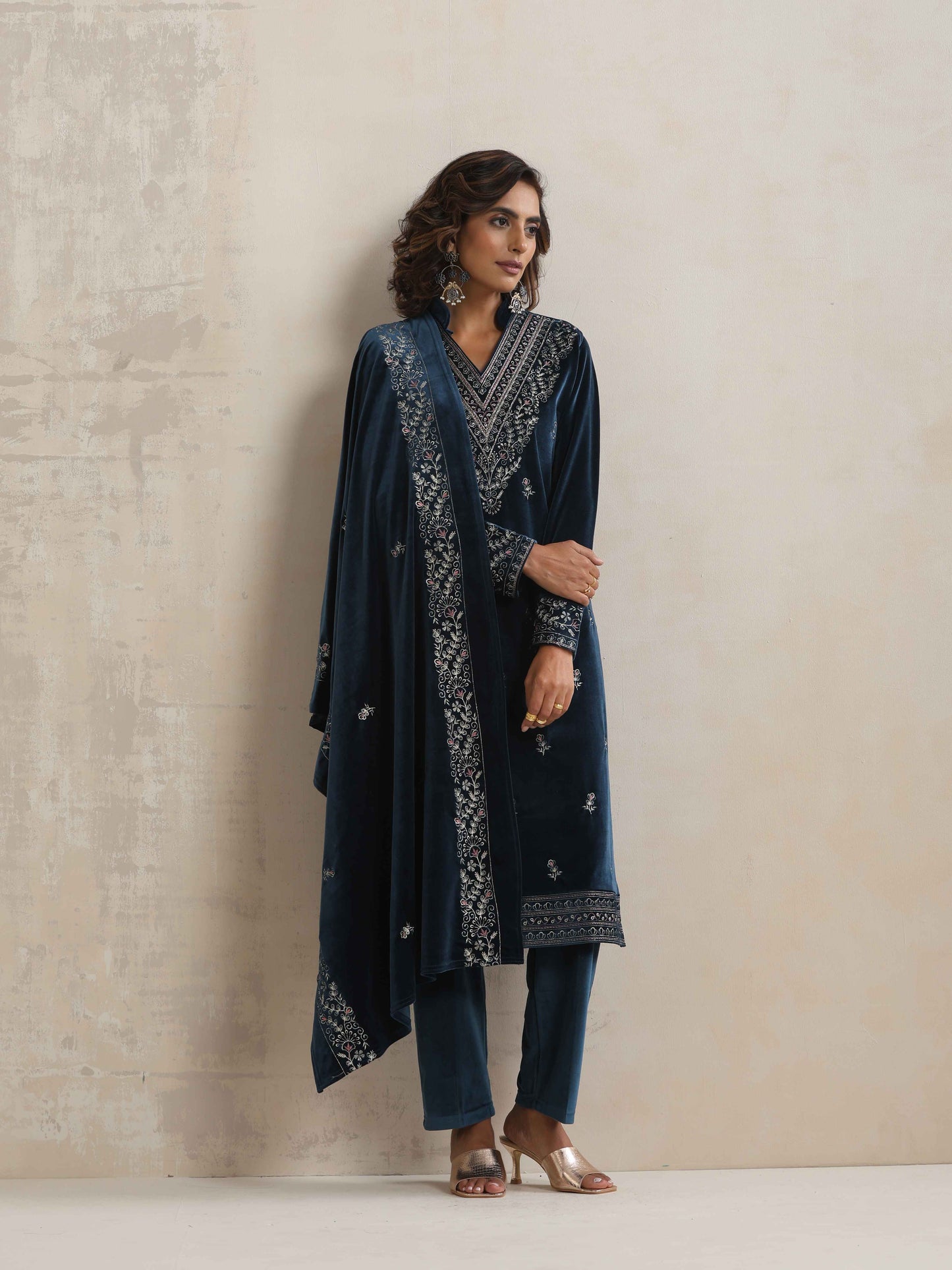 trueBrowns Blue Velvet Embroidered Kurta Pant Dupatta Set | Swadesiicart