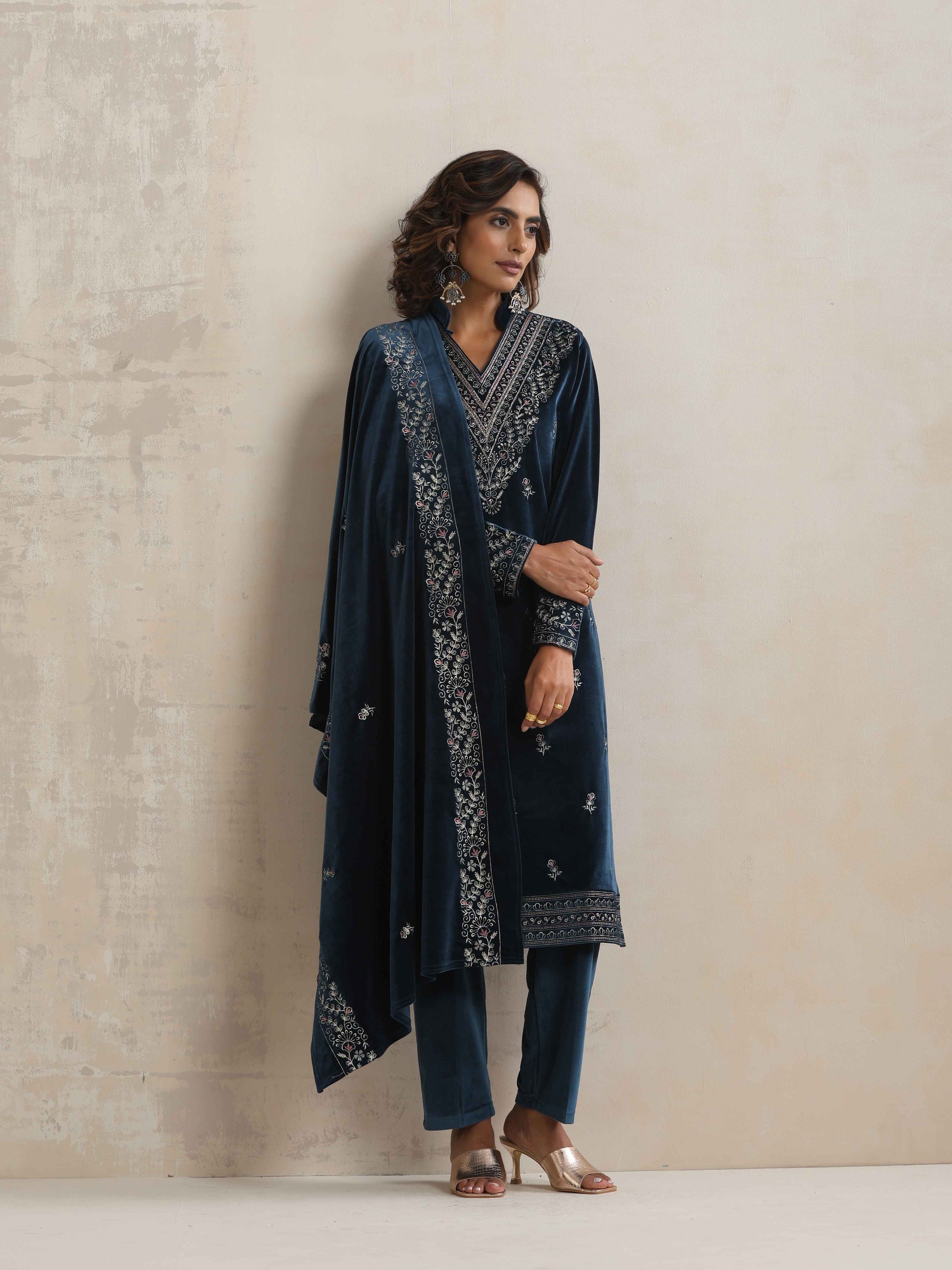 trueBrowns Blue Velvet Embroidered Kurta Pant Dupatta Set | Swadesiicart