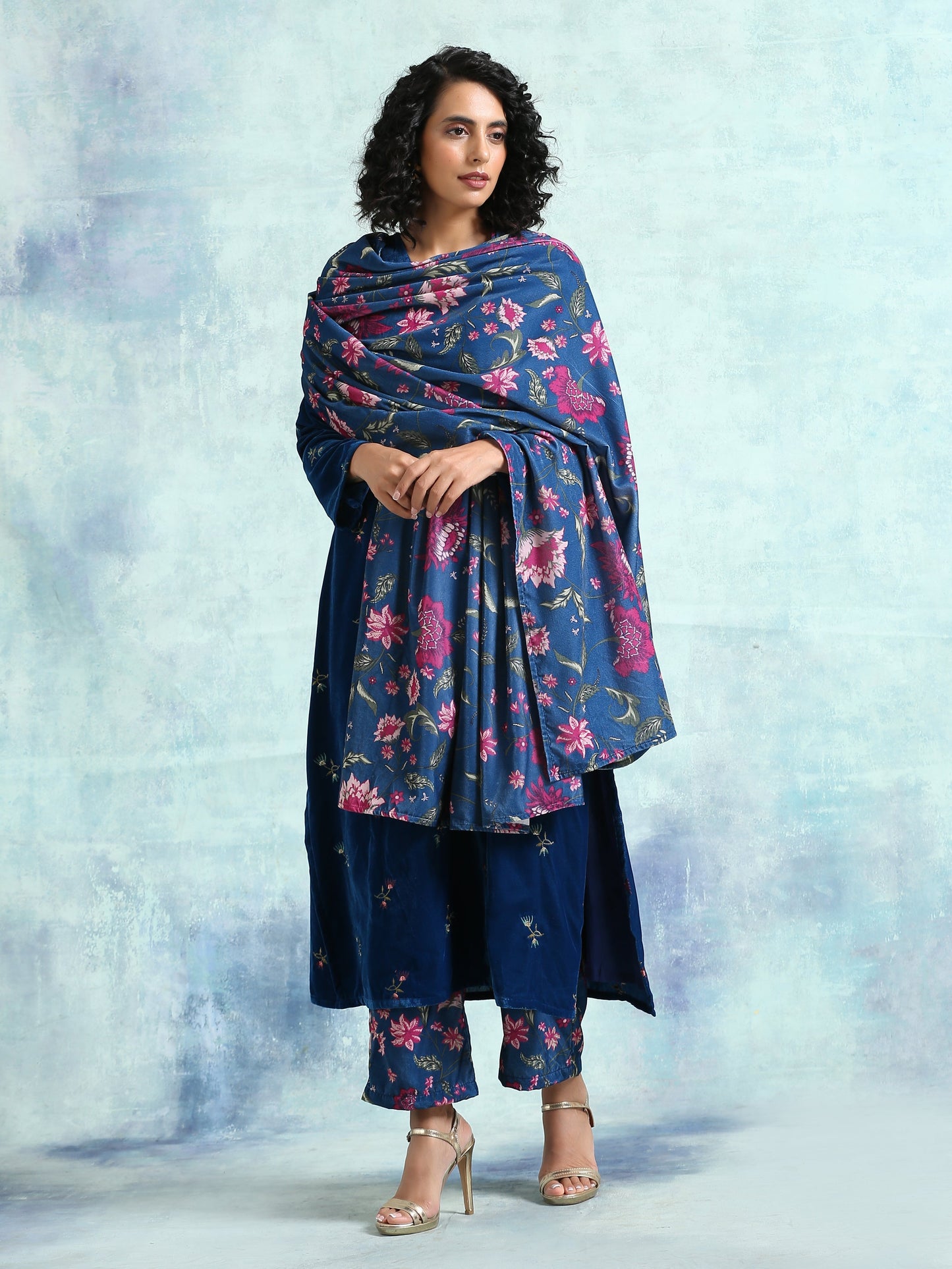 trueBrowns Blue Printed Velvet Shawl | Swadesiicart