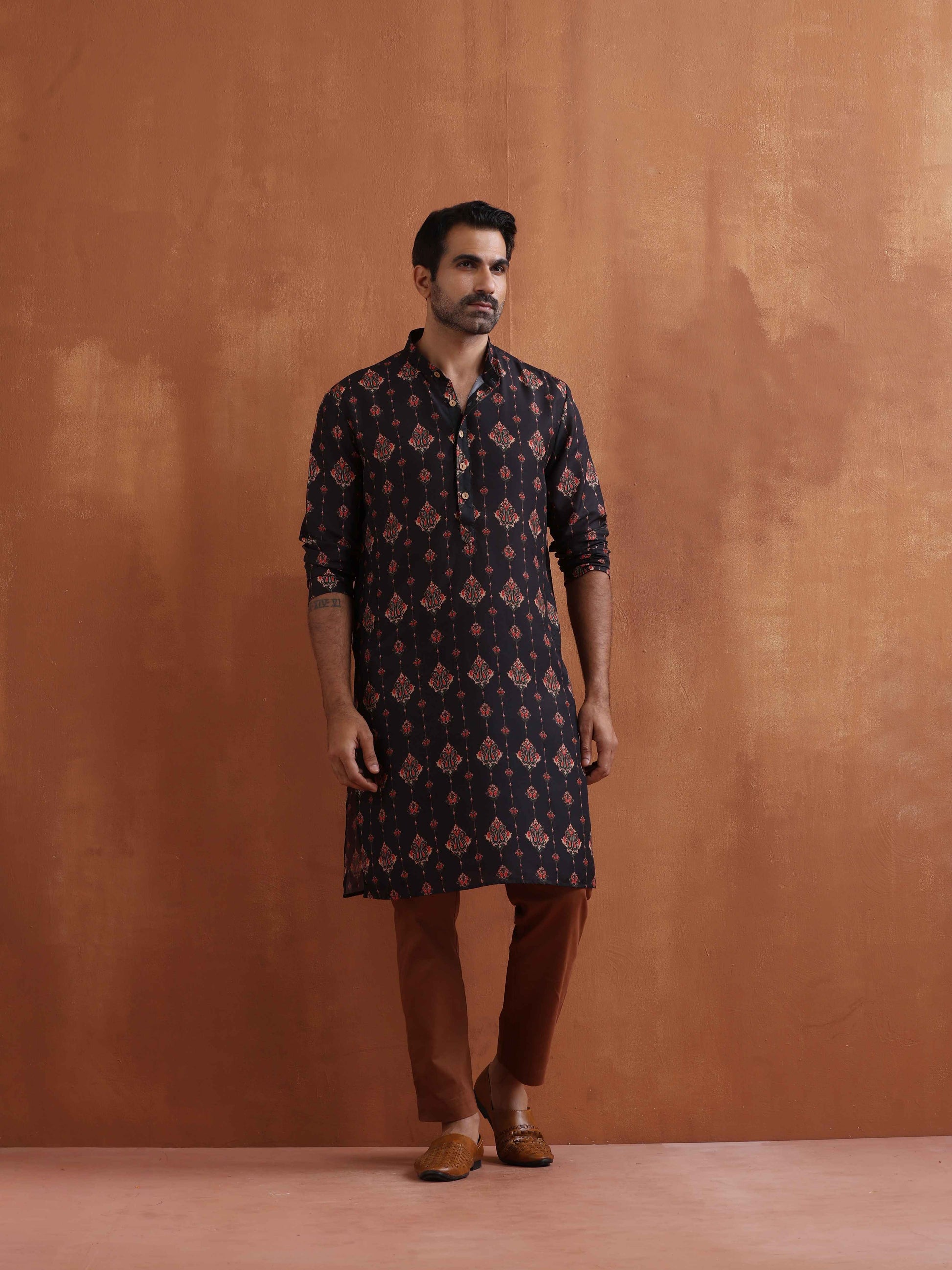 trueBrowns Men's Black Printed Kurta | Swadesiicart