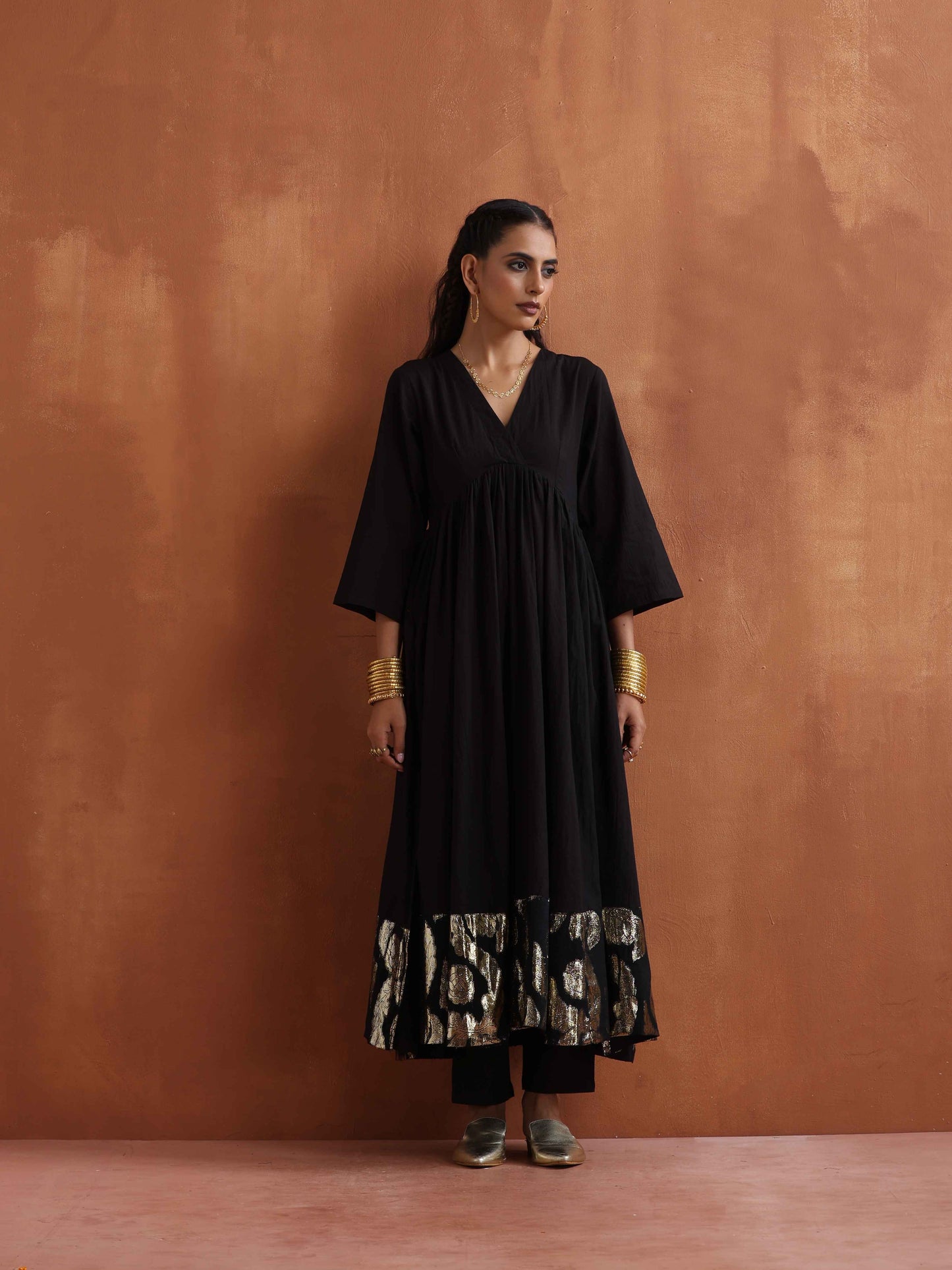 trueBrowns Black Metallic Flared Anarkali Kurta Set | Swadesiicart