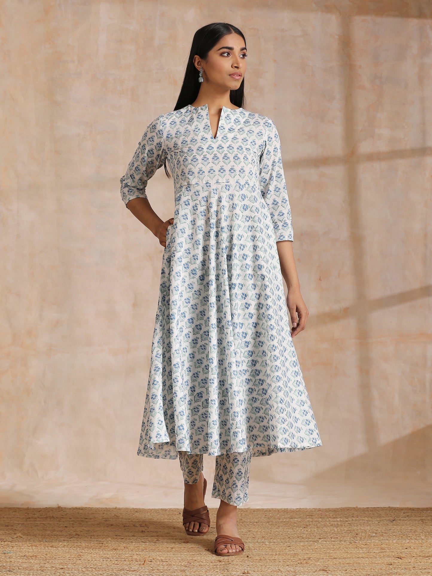 trueBrowns White With Blue Green Buta Print Cotton Flared Kurta Pant Set | Swadesiicart