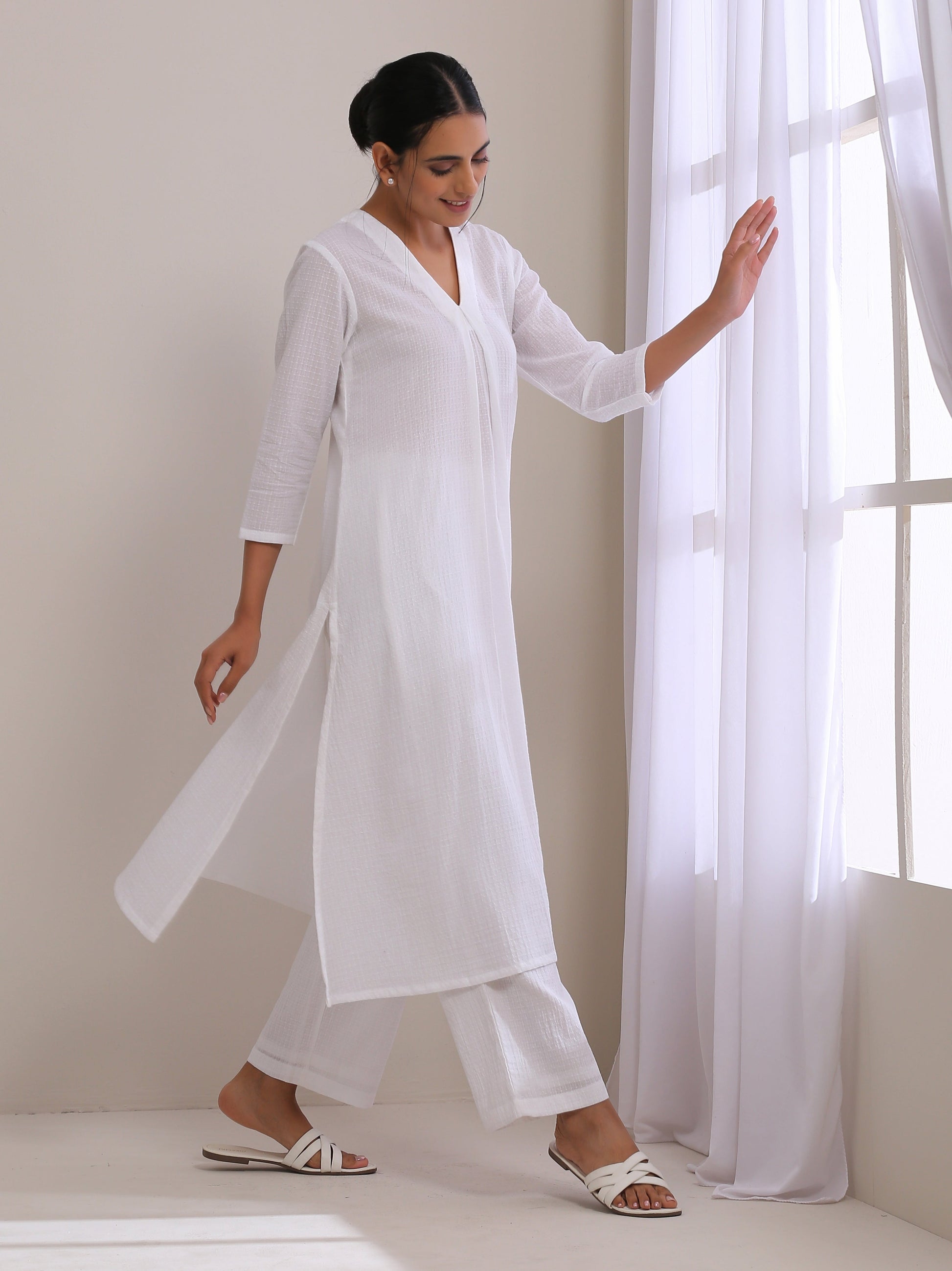trueBrowns White Dobby Neck Pleat Kurta Pant Set | Swadesiicart