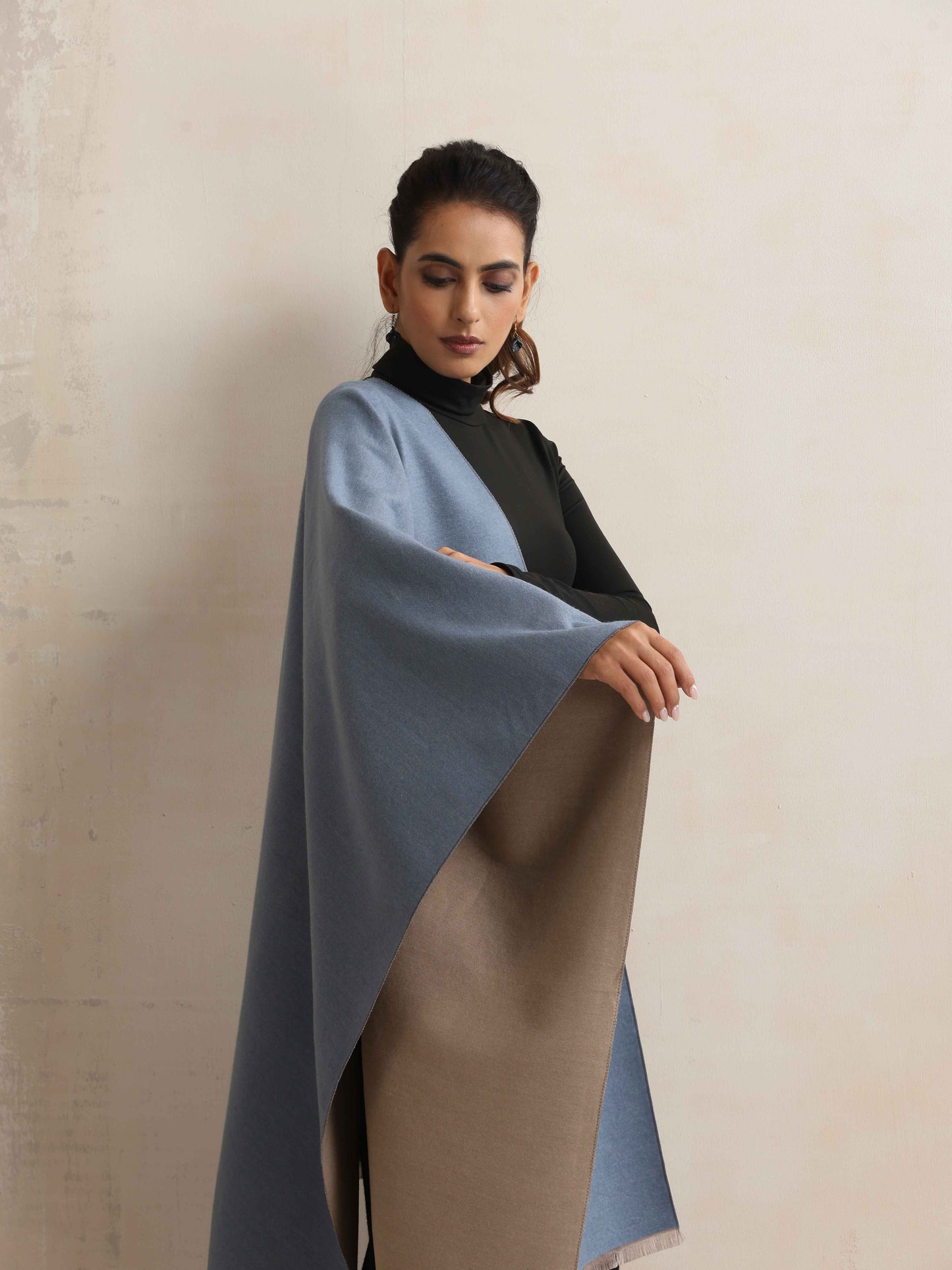trueBrowns Blue Reversible Woollen Stole | Swadesiicart