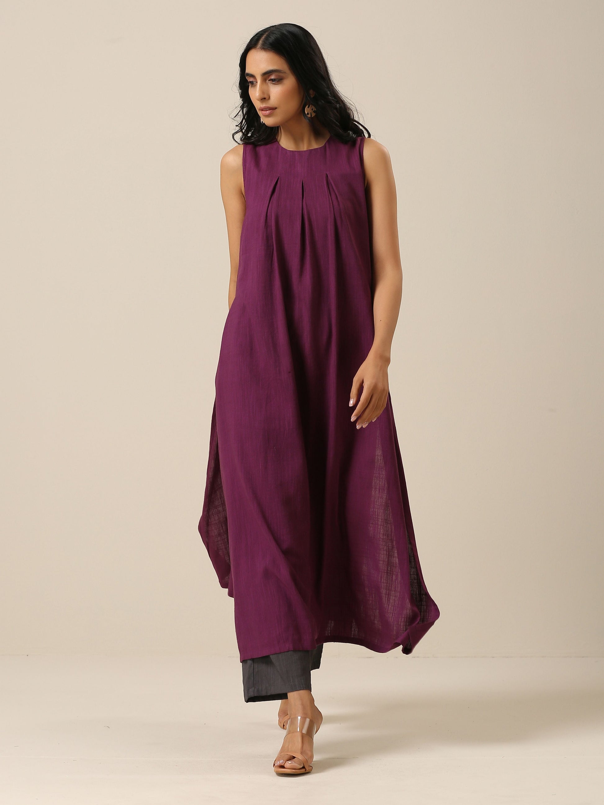 trueBrowns Plum Purple Slub Texture Sleeveless Kurta Pant Set | Swadesiicart