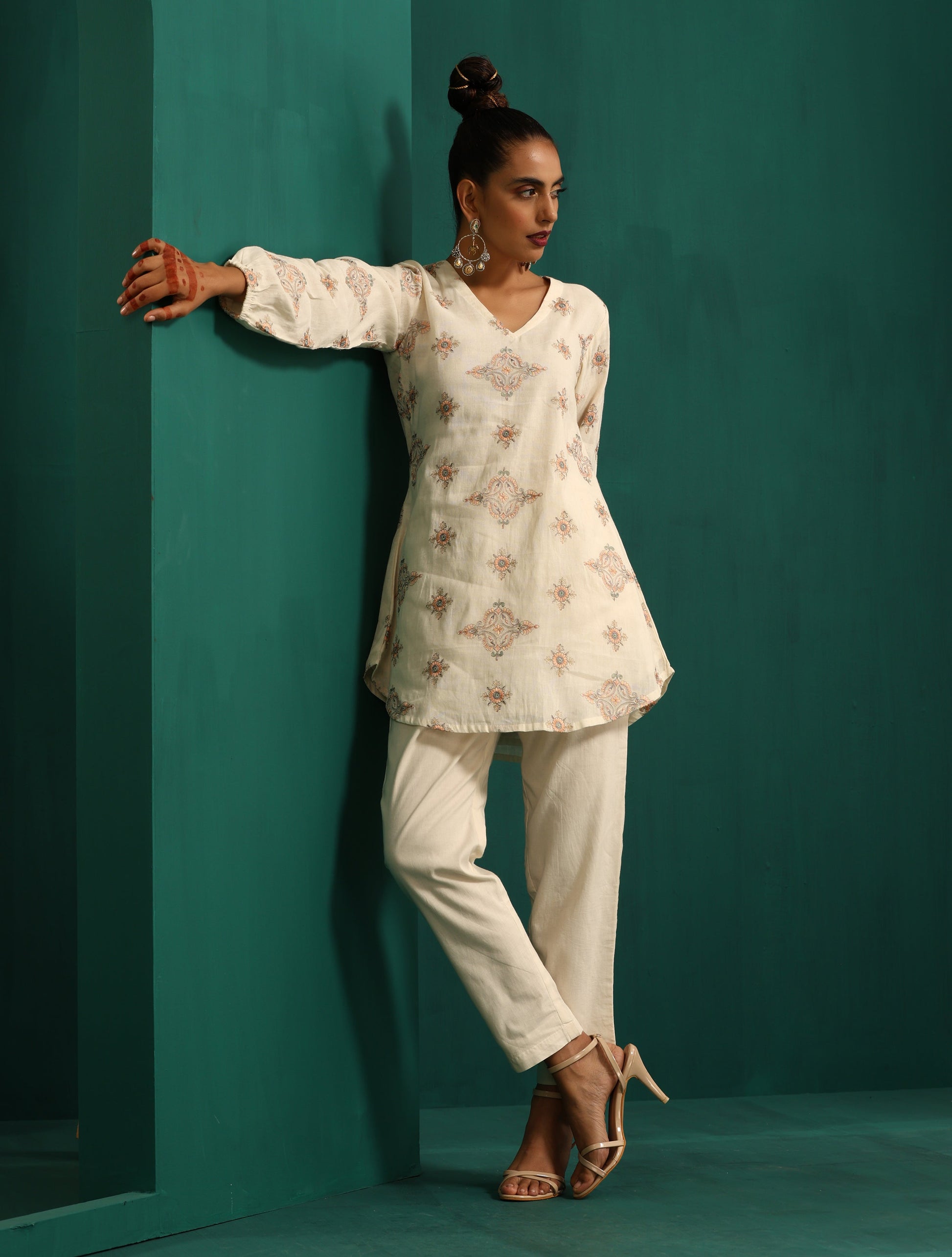 trueBrowns Ivory Peach Cotton V-Neck Co-Ord Set - Swadesiicart