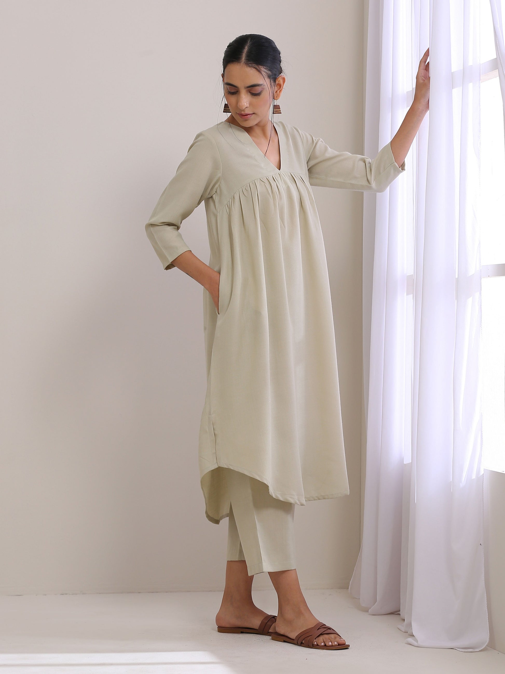 trueBrowns Light Grey Slub Gathered Kurta Pant Set | Swadesiicart