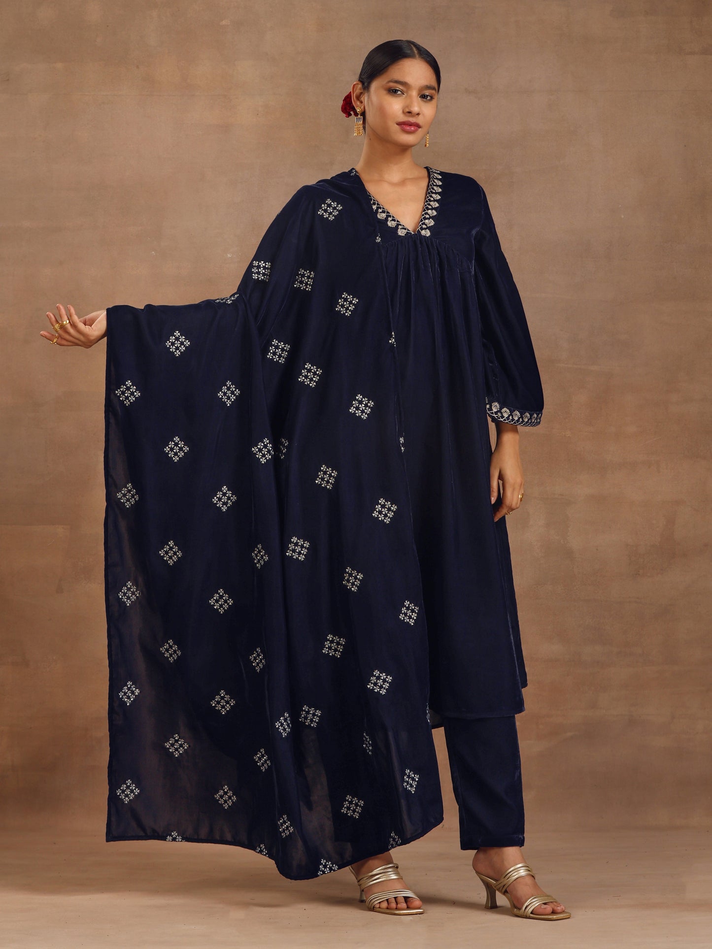 trueBrowns Midnight Blue Velvet Embroidered Shawl | Swadesiicart
