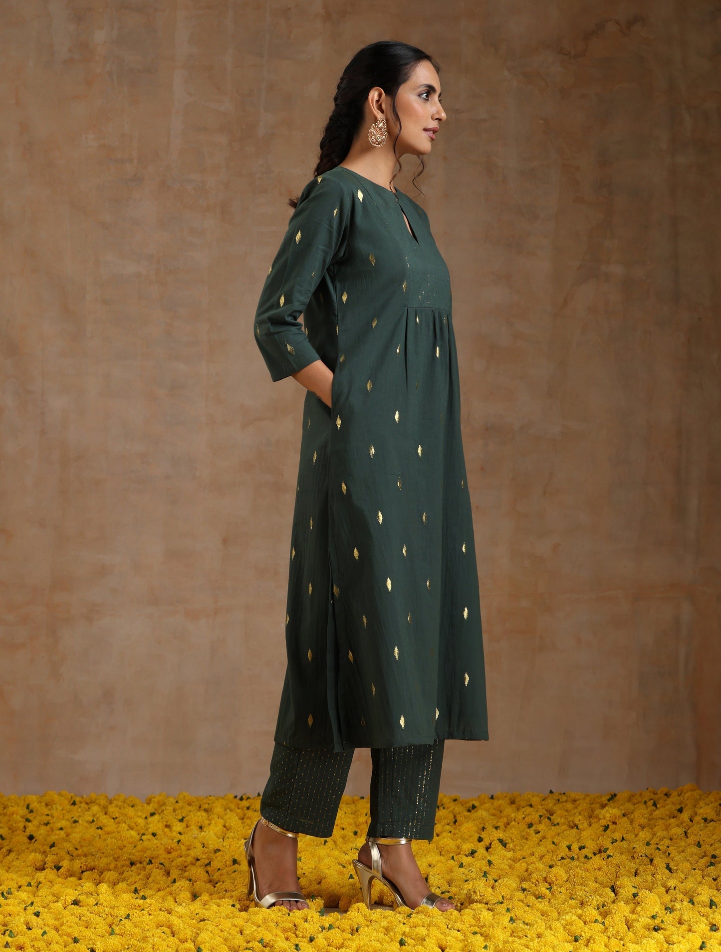 trueBrowns Dark Green Gold Cotton Yoke Kurta Set | Swadesiicart