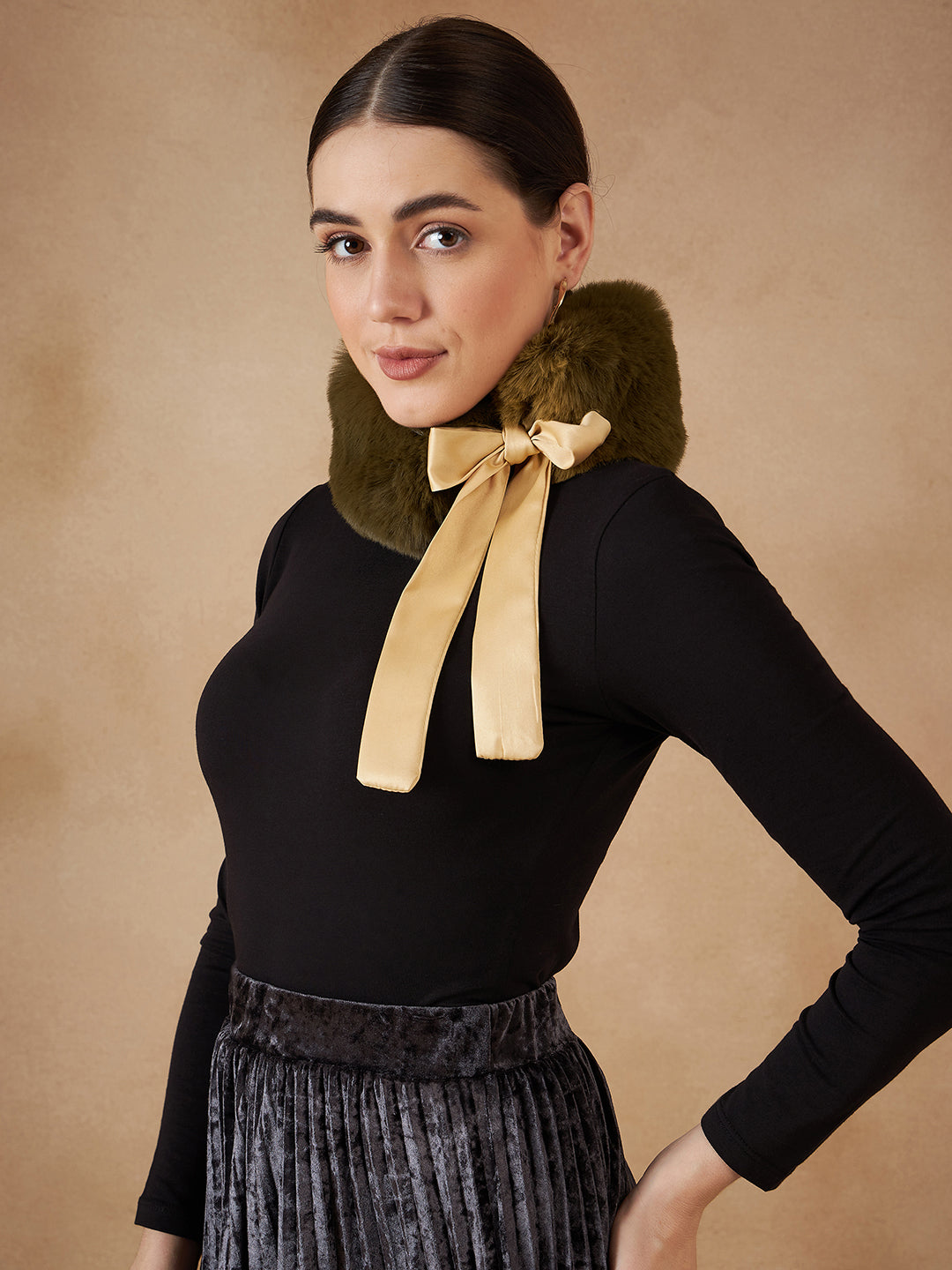 InWeave Women's Mehandi Green Fur Neckpiece - Swadesiicart