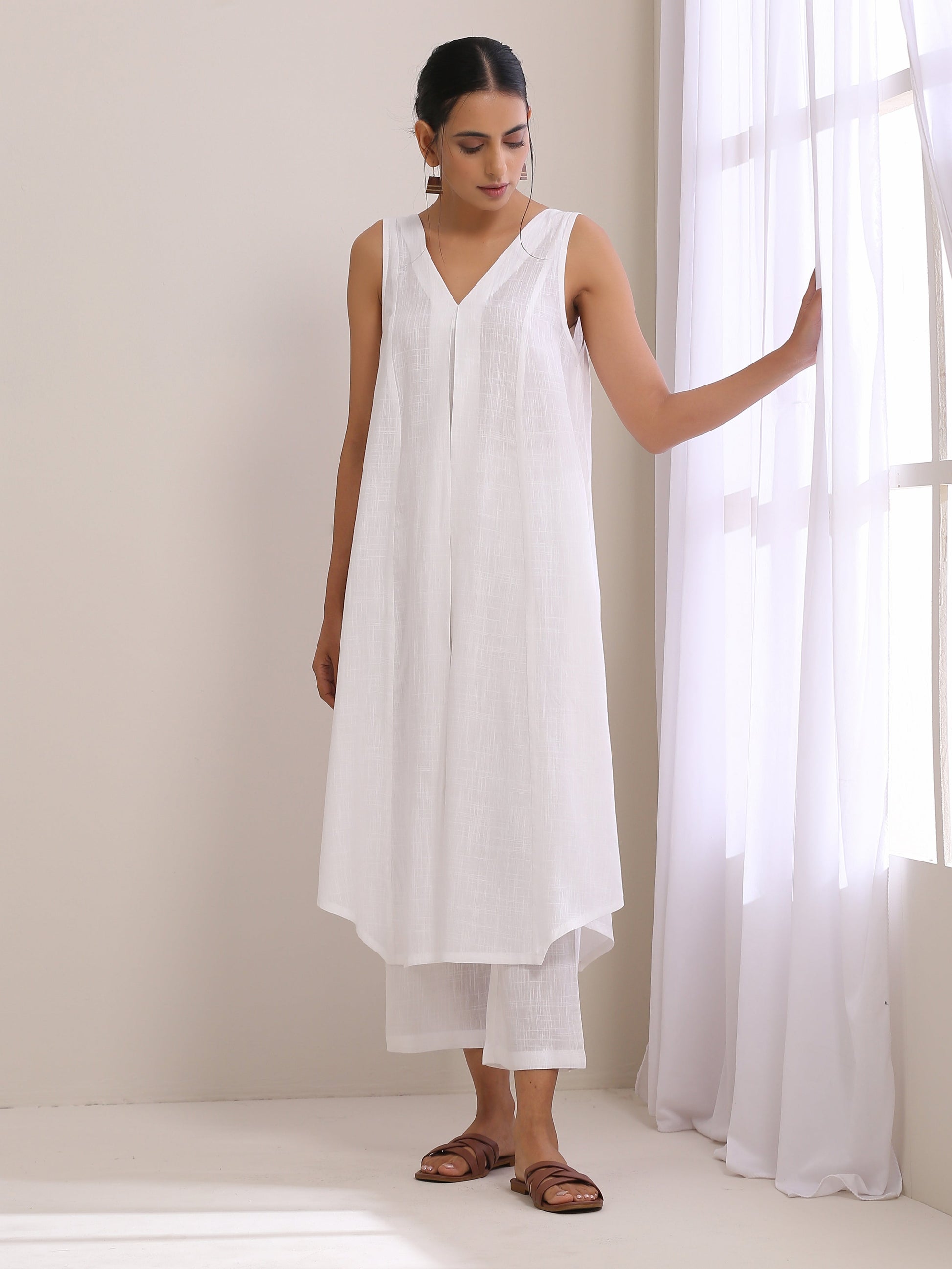 trueBrowns White Slub Texture Sleeveless Flared Kurta Pant Set | Swadesiicart