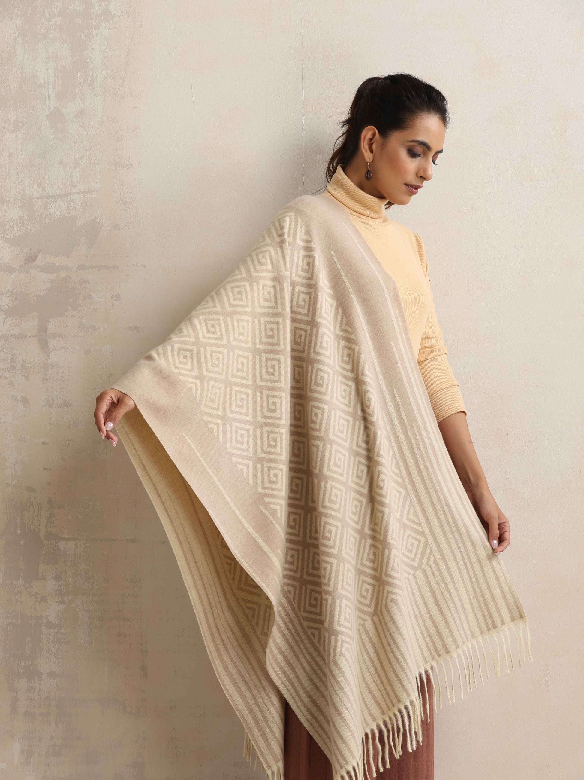 trueBrowns Beige Geometric Woollen Stole | Swadesiicart