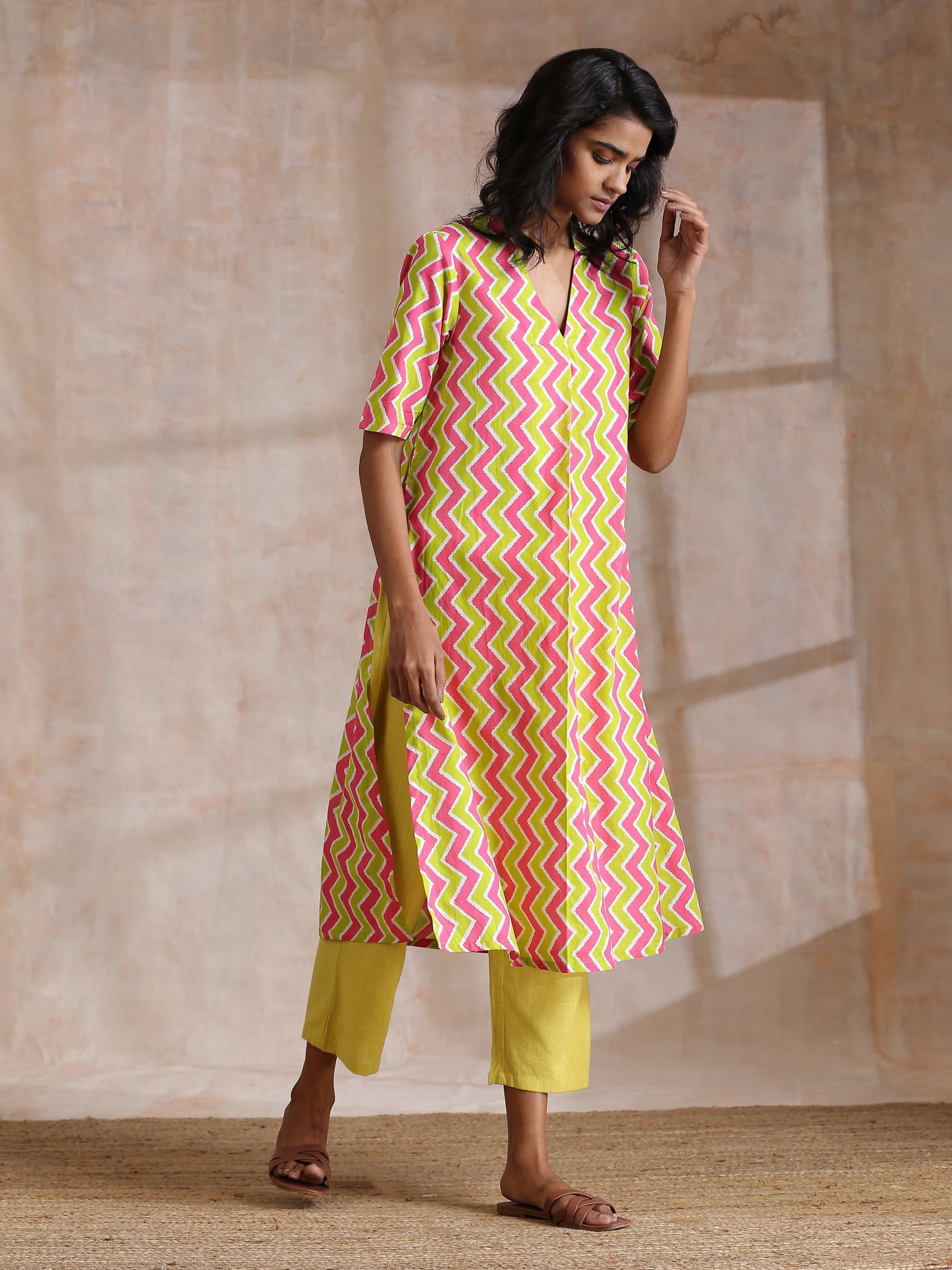 trueBrowns Lime Pink Zig-Zag Lines Print Cotton Kurta Pant Set | Relove | Swadesiicart