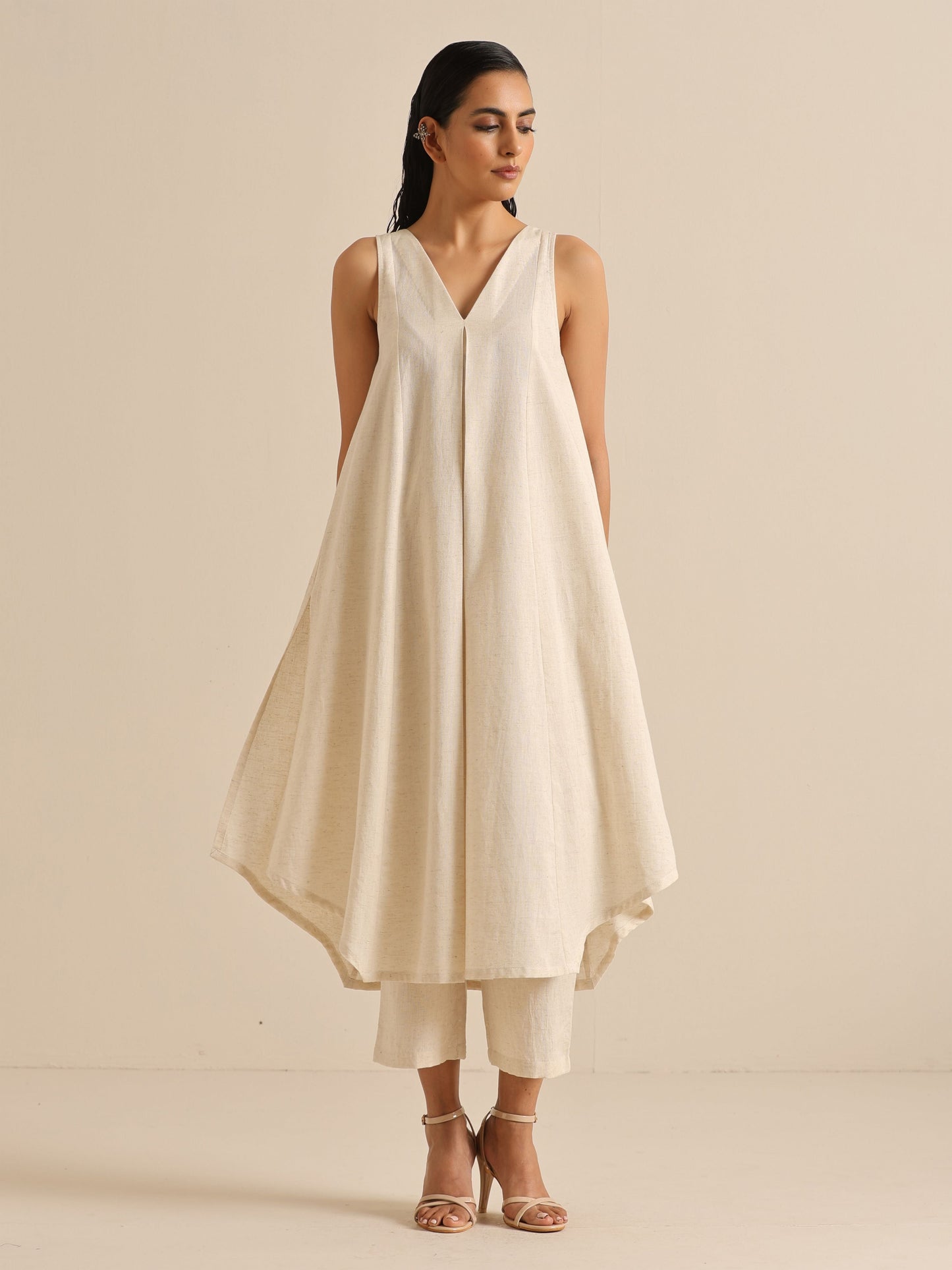 trueBrowns Off-White Sleeveless Kurta Pant Set | Swadesiicart