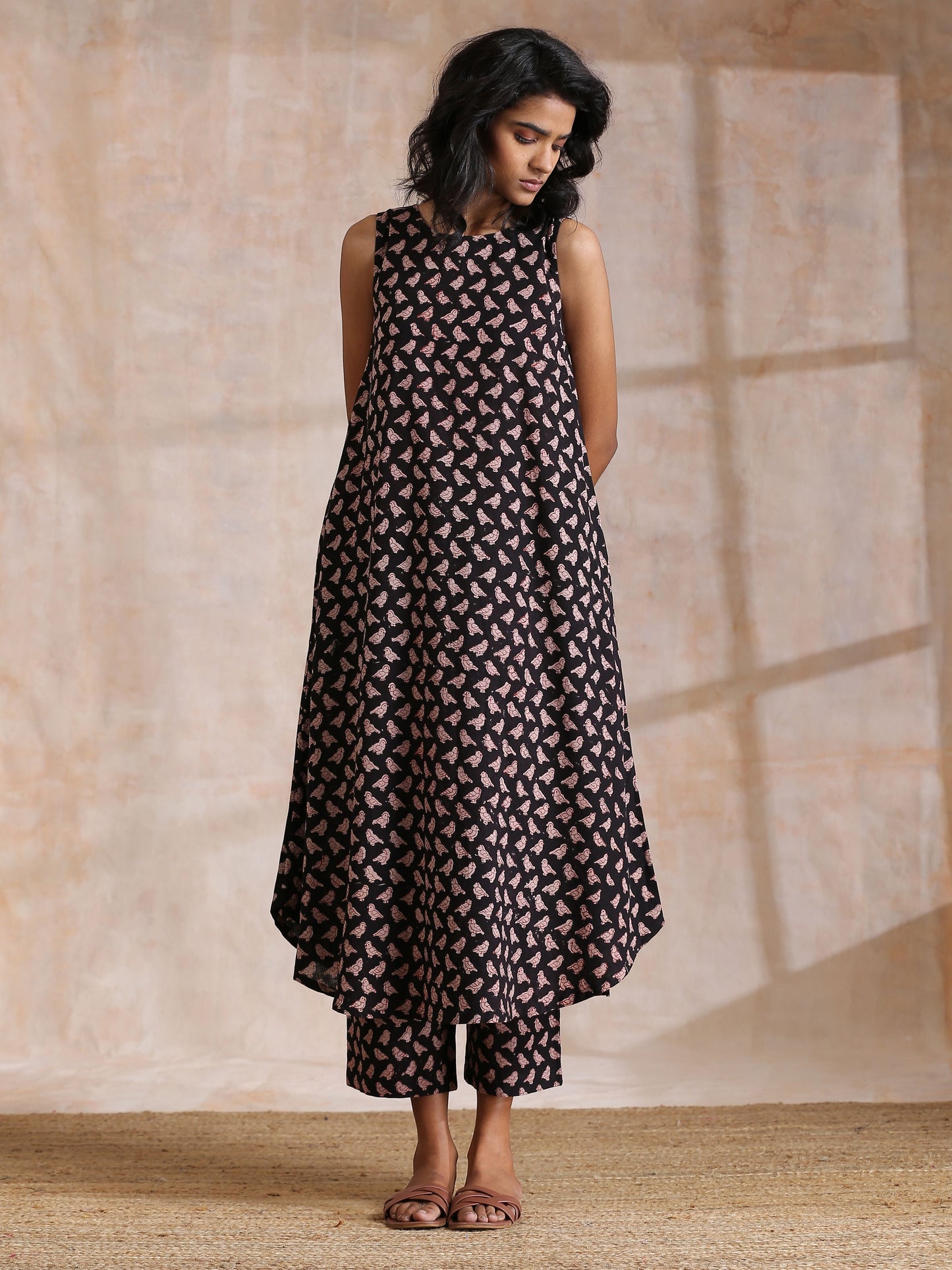 trueBrowns Black Bird Bagru Print Cotton Sleeveless Kurta Pant Set | Swadesiicart