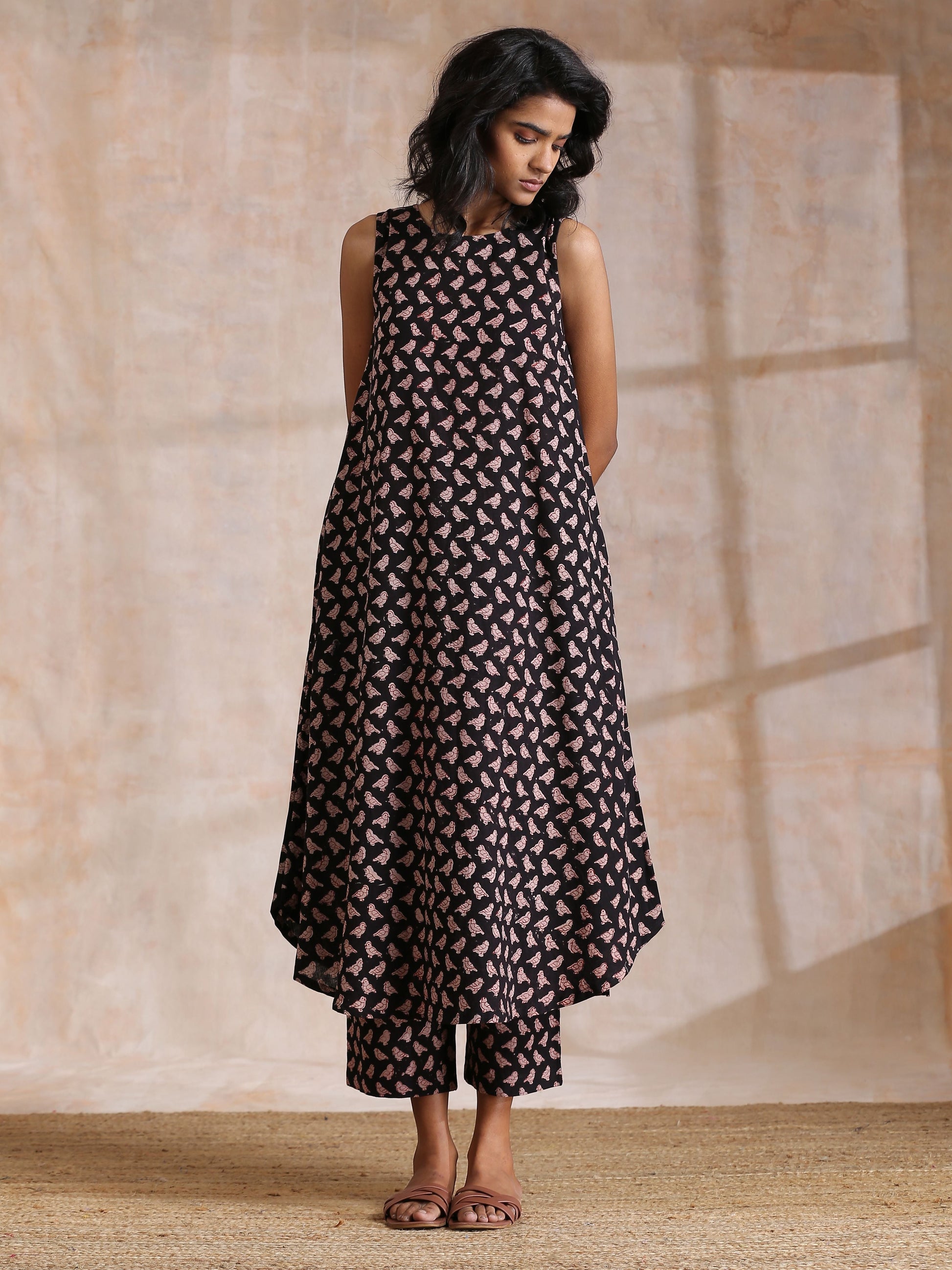 trueBrowns Black Bird Bagru Print Cotton Sleeveless Kurta Pant Set | Swadesiicart