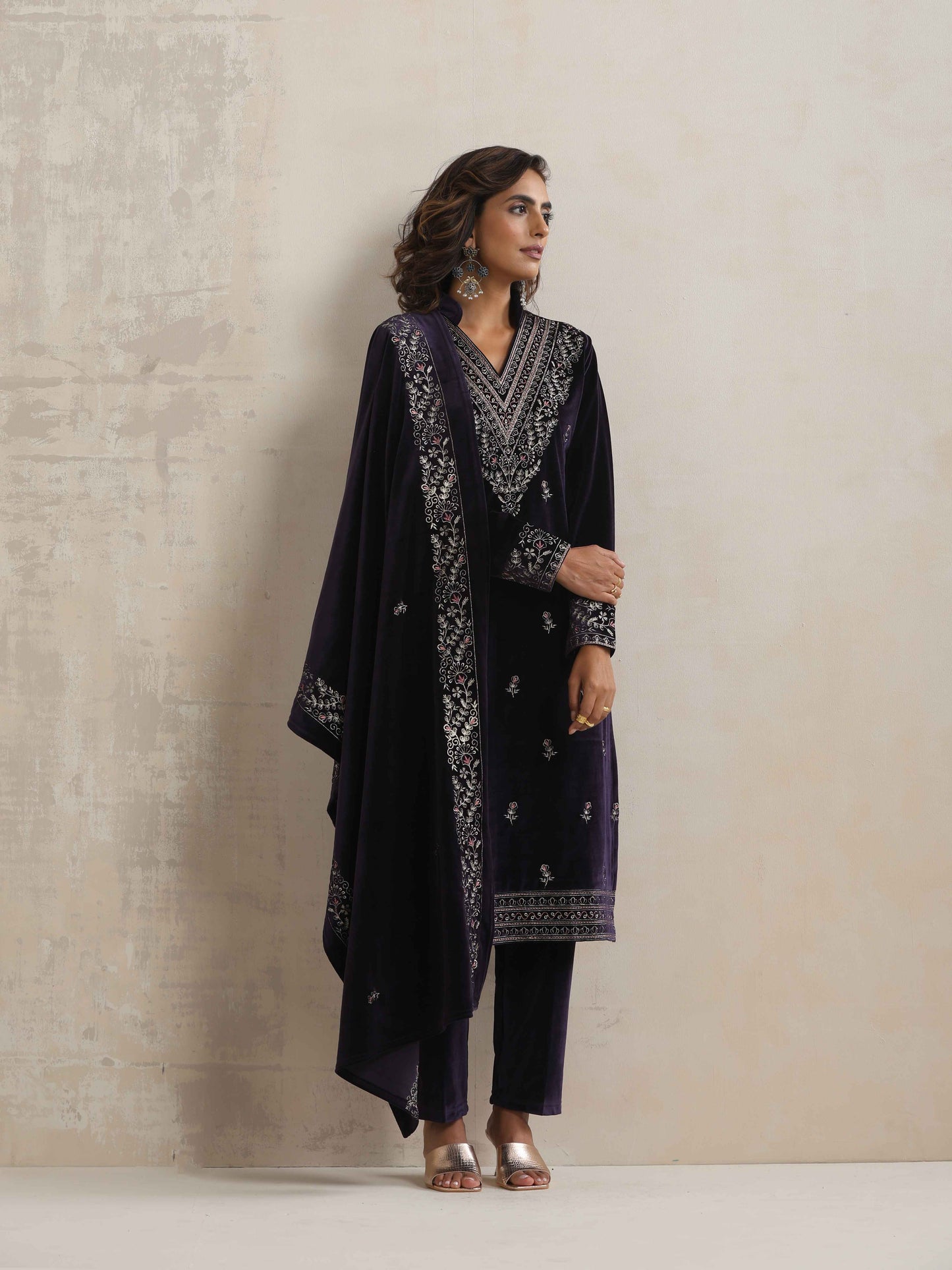 trueBrowns Purple Velvet Embroidered Kurta Pant Dupatta Set | Swadesiicart